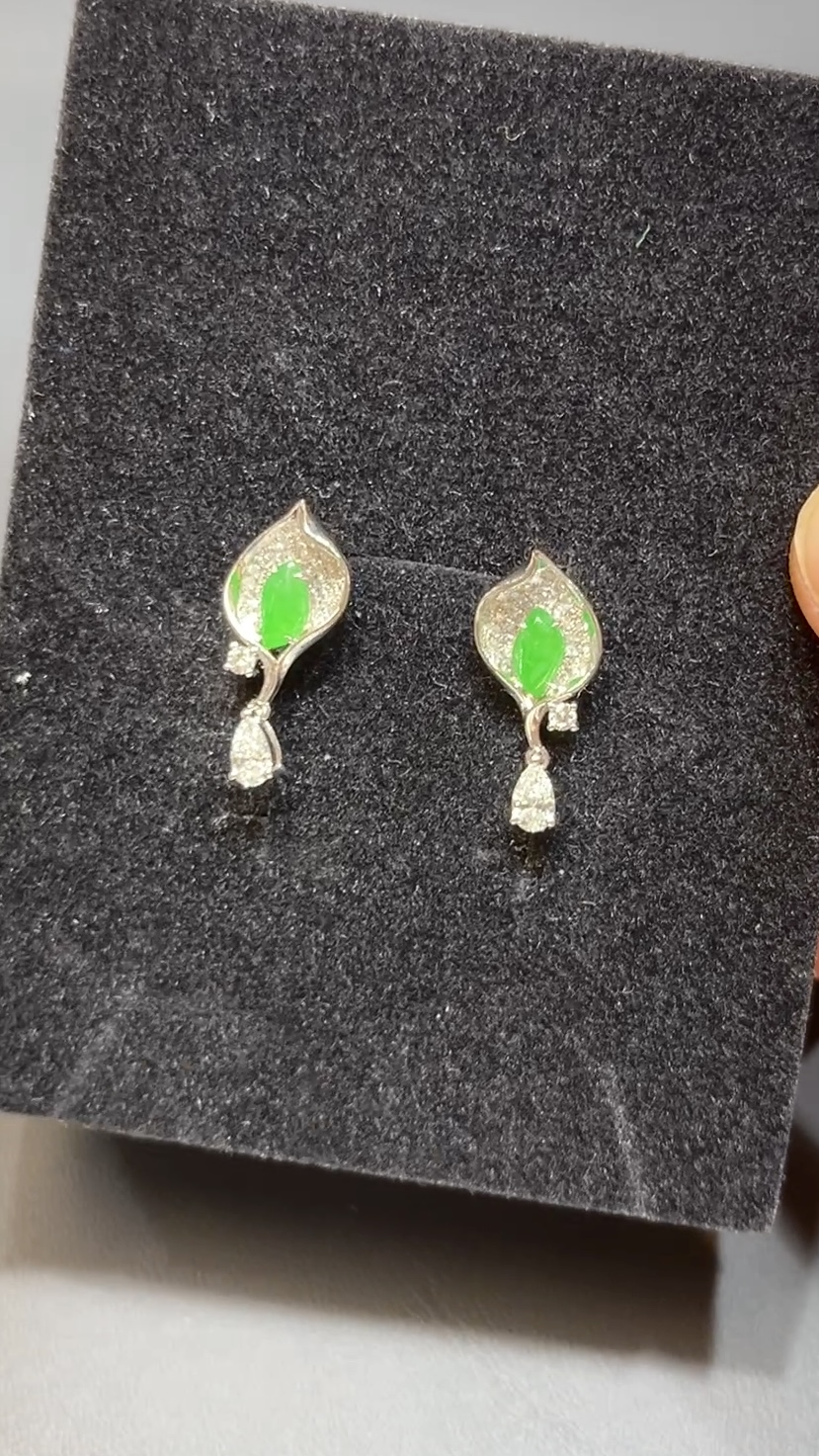 翡翠耳環|綠色翡翠隨影設計 × 18K白金鑲嵌|高雅隨形玉器首飾推薦 編號#498 2 翡翠耳環|綠色翡翠隨影設計 × 18K白金鑲嵌|高雅隨形玉器首飾推薦 編號#498 - Image 2
