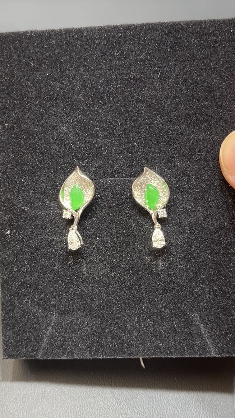 翡翠耳環|綠色翡翠隨影設計 × 18K白金鑲嵌|高雅隨形玉器首飾推薦 編號#498 3 翡翠耳環|綠色翡翠隨影設計 × 18K白金鑲嵌|高雅隨形玉器首飾推薦 編號#498 - Image 3