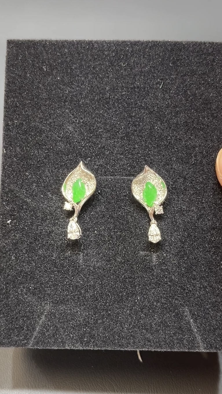 翡翠耳環|綠色翡翠隨影設計 × 18K白金鑲嵌|高雅隨形玉器首飾推薦 編號#498 4 翡翠耳環|綠色翡翠隨影設計 × 18K白金鑲嵌|高雅隨形玉器首飾推薦 編號#498 - Image 4
