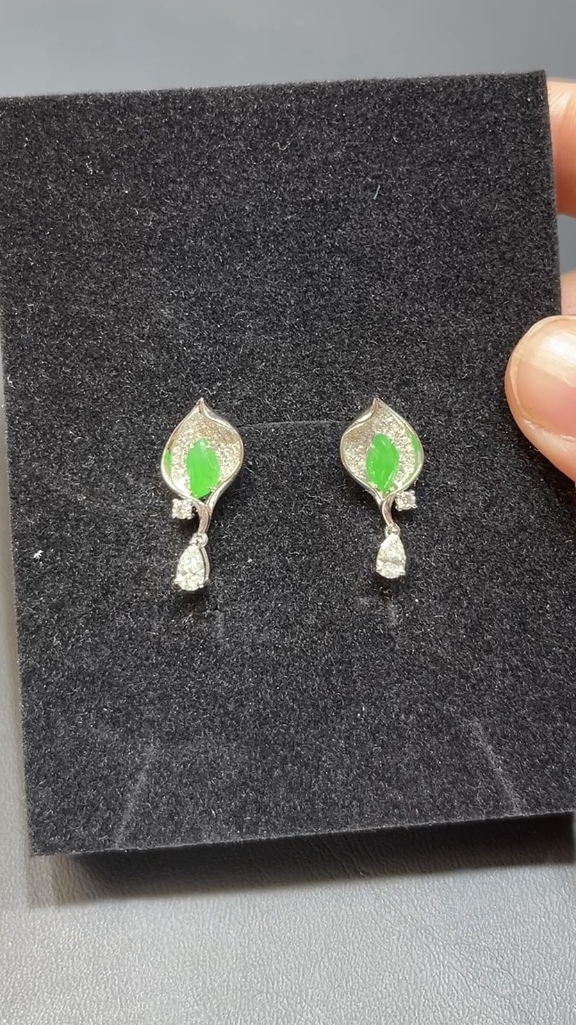 翡翠耳環|綠色翡翠隨影設計 × 18K白金鑲嵌|高雅隨形玉器首飾推薦 編號#498 5 翡翠耳環|綠色翡翠隨影設計 × 18K白金鑲嵌|高雅隨形玉器首飾推薦 編號#498 - Image 5