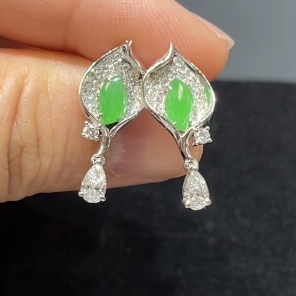 翡翠耳環｜綠色翡翠隨影設計 × 18K白金鑲嵌｜高雅隨形玉器首飾推薦 編號#498