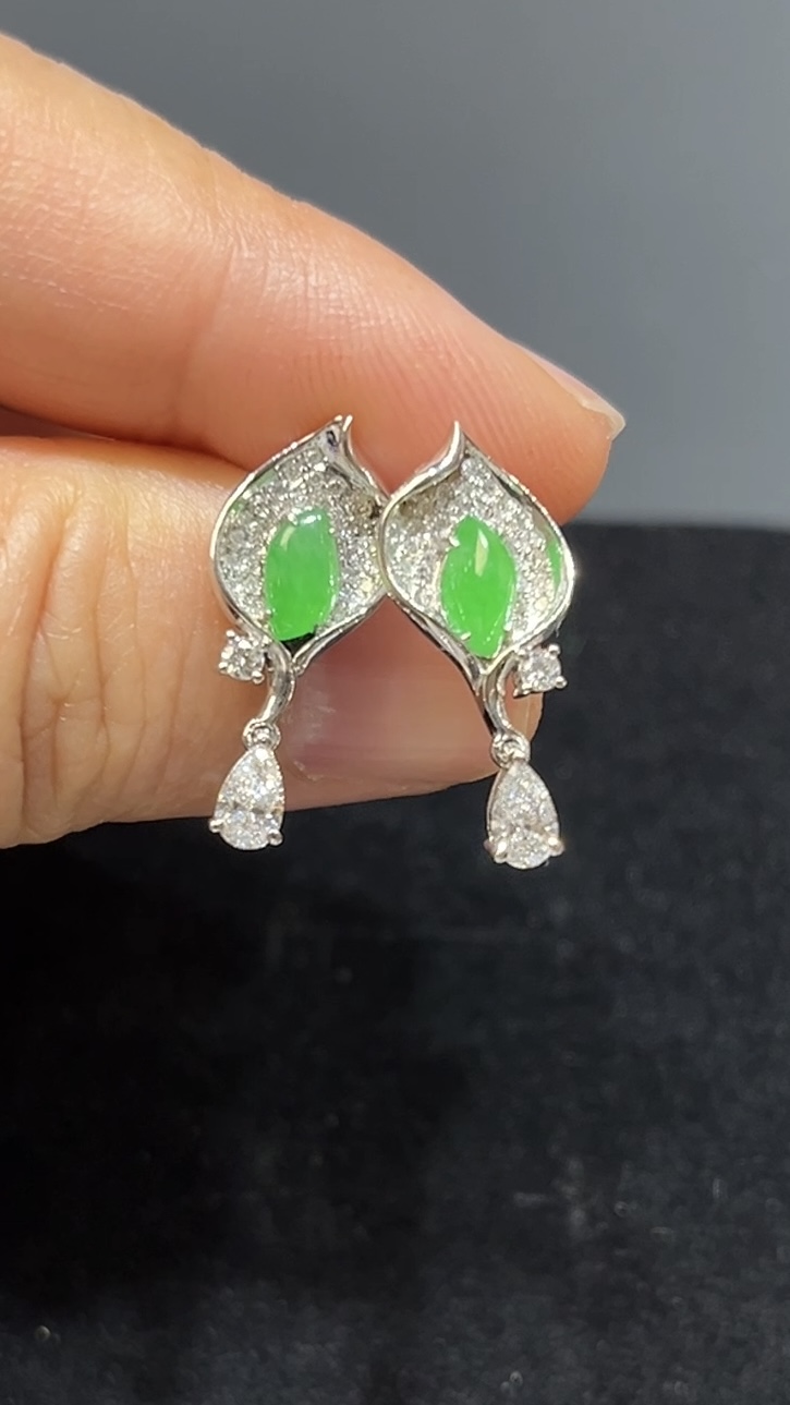 翡翠耳環|綠色翡翠隨影設計 × 18K白金鑲嵌|高雅隨形玉器首飾推薦 編號#498 1 翡翠耳環|綠色翡翠隨影設計 × 18K白金鑲嵌|高雅隨形玉器首飾推薦 編號#498