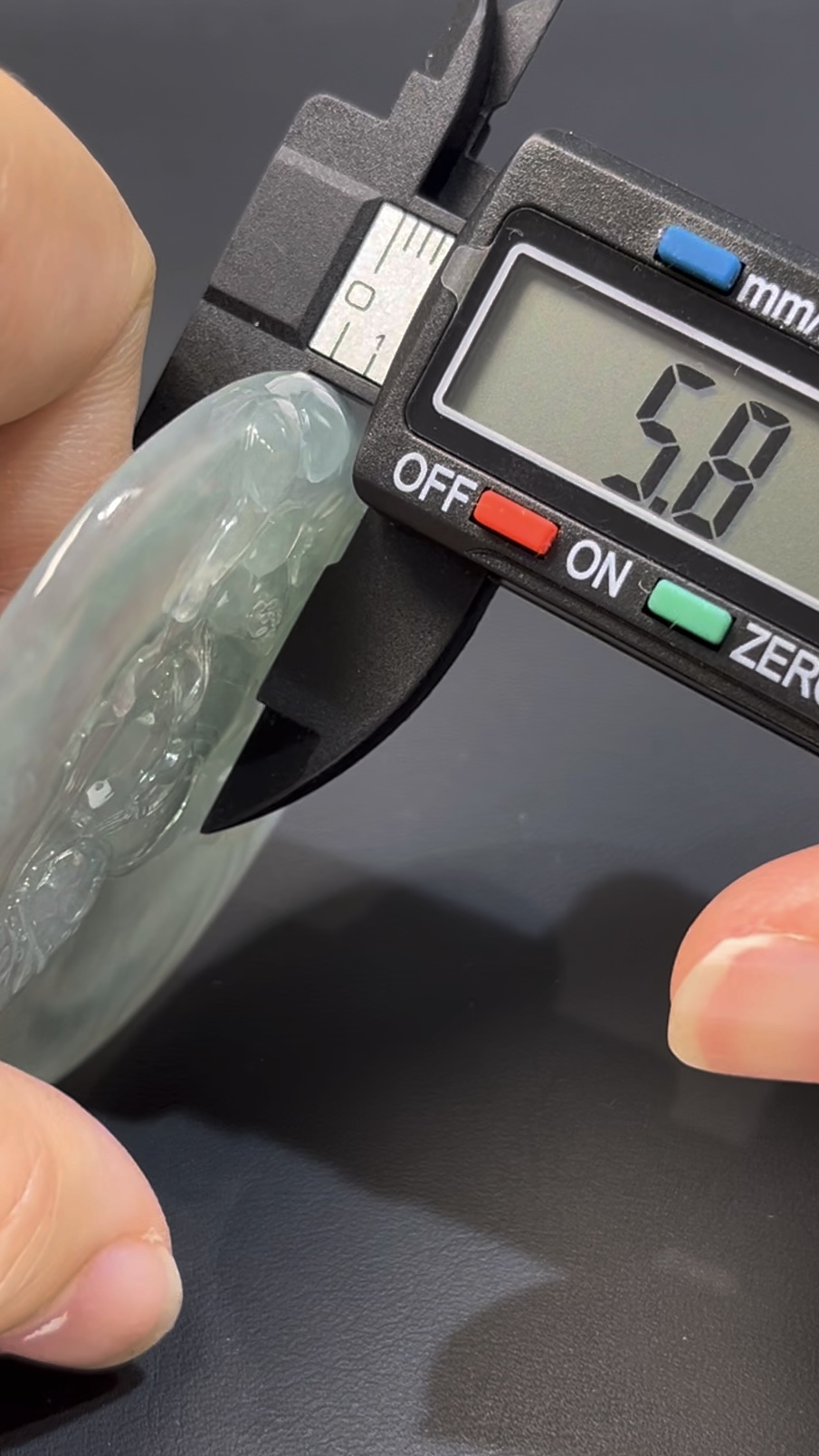 翡翠觀音| 高品質天然翡翠 × 盤腿而坐造型|玉器莊嚴靈氣精品推薦 編號#499 9 翡翠觀音| 高品質天然翡翠 × 盤腿而坐造型|玉器莊嚴靈氣精品推薦 編號#499 - Image 9