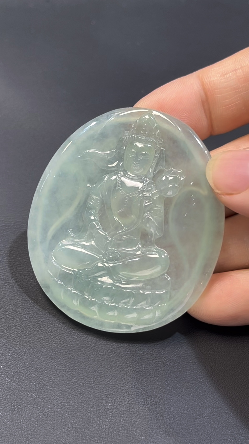 翡翠觀音|高品質天然翡翠 × 盤腿蓮花台 × 手持蓮花|玉器靈氣守護 編號#500 5 翡翠觀音|高品質天然翡翠 × 盤腿蓮花台 × 手持蓮花|玉器靈氣守護 編號#500 - Image 5