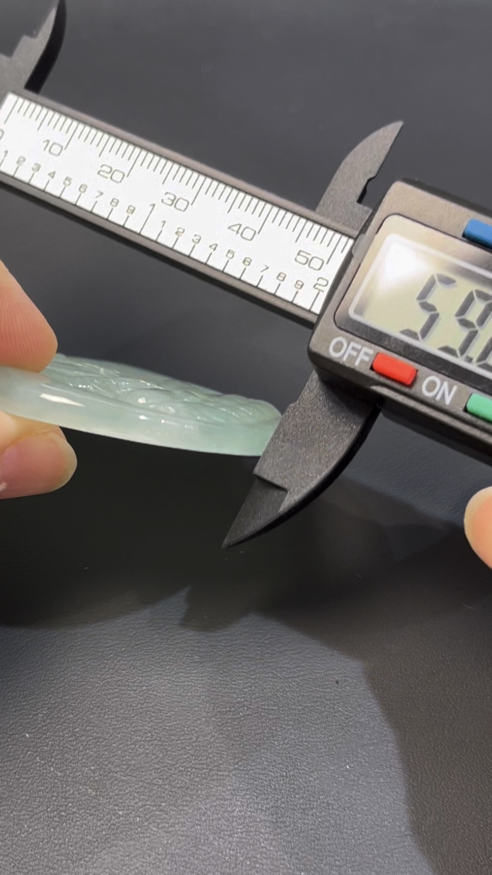 翡翠觀音|高品質天然翡翠 × 盤腿蓮花台 × 手持蓮花|玉器靈氣守護 編號#500 6 翡翠觀音|高品質天然翡翠 × 盤腿蓮花台 × 手持蓮花|玉器靈氣守護 編號#500 - Image 6