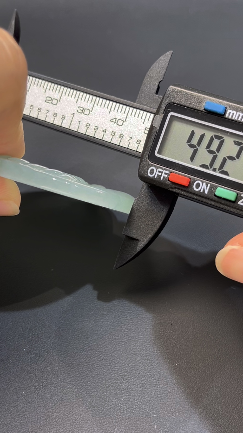 翡翠觀音|高品質天然翡翠 × 盤腿蓮花台 × 手持蓮花|玉器靈氣守護 編號#500 7 翡翠觀音|高品質天然翡翠 × 盤腿蓮花台 × 手持蓮花|玉器靈氣守護 編號#500 - Image 7