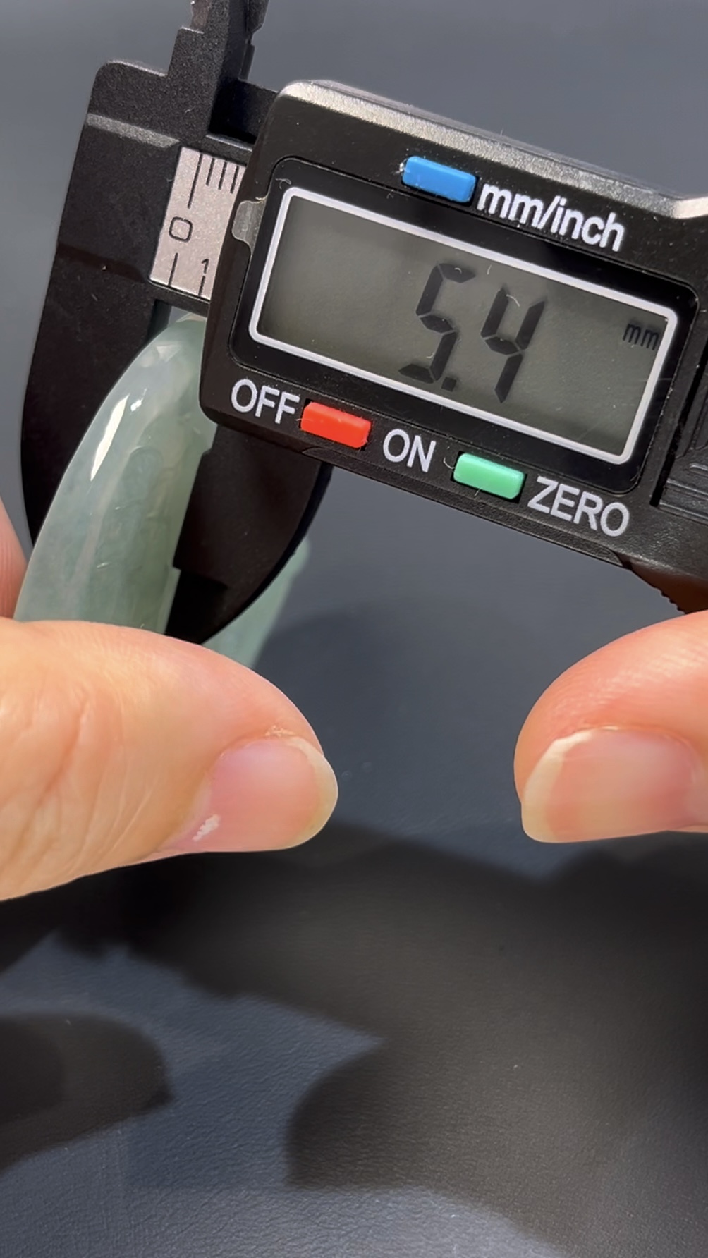 翡翠觀音|高品質天然翡翠 × 盤腿蓮花台 × 手持蓮花|玉器靈氣守護 編號#500 8 翡翠觀音|高品質天然翡翠 × 盤腿蓮花台 × 手持蓮花|玉器靈氣守護 編號#500 - Image 8