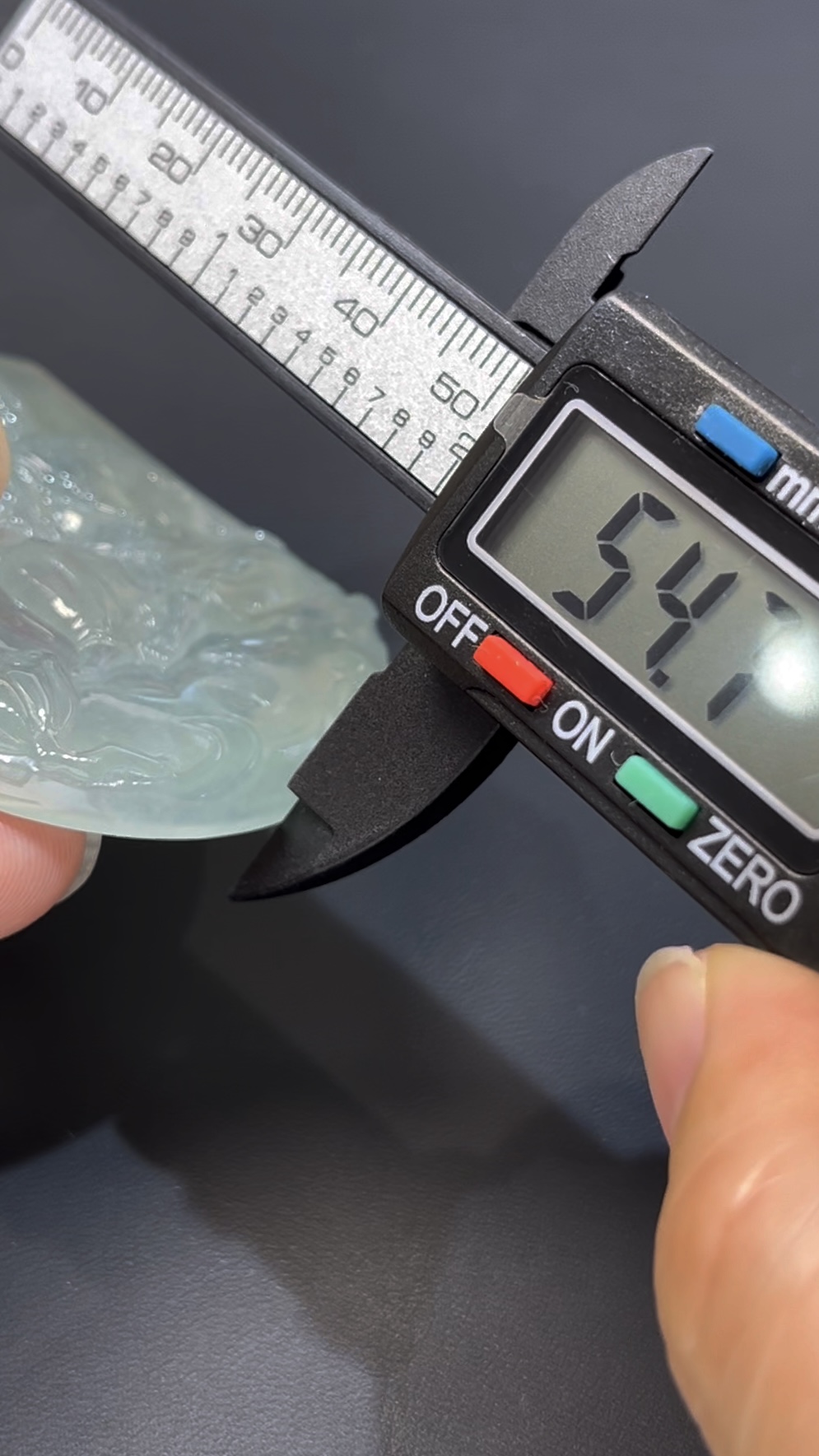 翡翠自在觀音|高品質天然翡翠 × 慈悲守護 × 信徒朝拜靈氣佛像 #503 8 翡翠自在觀音|高品質天然翡翠 × 慈悲守護 × 信徒朝拜靈氣佛像 #503 - Image 8