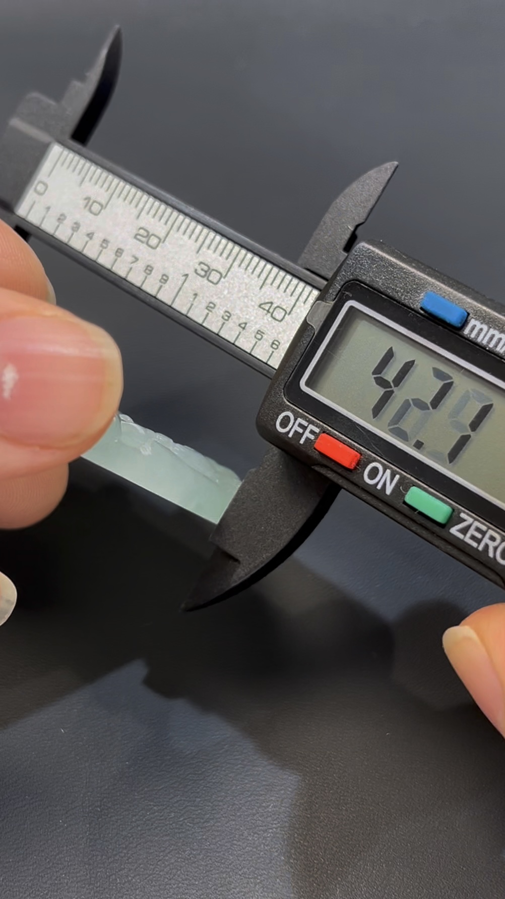 翡翠自在觀音|高品質天然翡翠 × 慈悲守護 × 信徒朝拜靈氣佛像 #503 9 翡翠自在觀音|高品質天然翡翠 × 慈悲守護 × 信徒朝拜靈氣佛像 #503 - Image 9