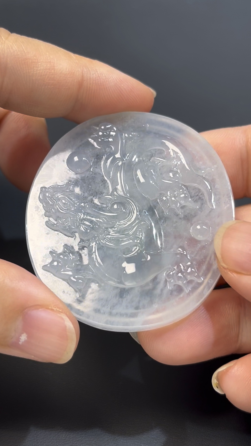 翡翠龍牌|高品質天然翡翠 × 龍形雕刻 × 草書「騰飛」寓意吉祥玉器 #504 4 翡翠龍牌|高品質天然翡翠 × 龍形雕刻 × 草書「騰飛」寓意吉祥玉器 #504 - Image 4