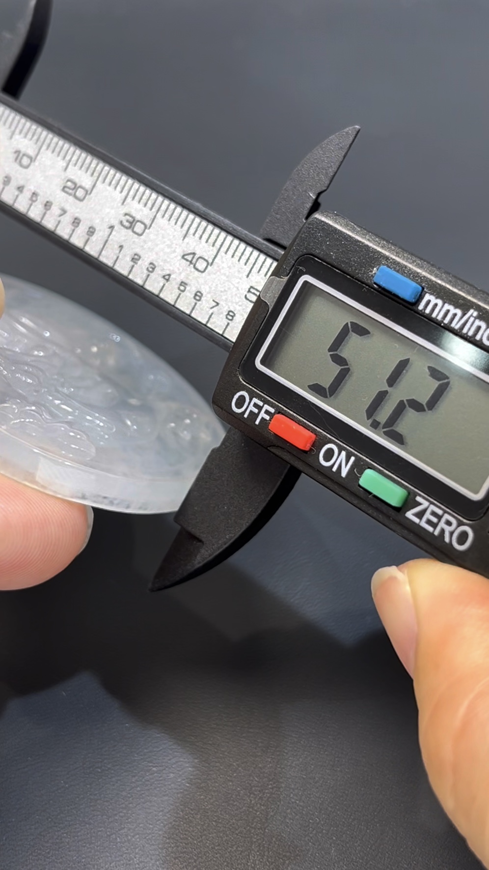 翡翠龍牌|高品質天然翡翠 × 龍形雕刻 × 草書「騰飛」寓意吉祥玉器 #504 6 翡翠龍牌|高品質天然翡翠 × 龍形雕刻 × 草書「騰飛」寓意吉祥玉器 #504 - Image 6