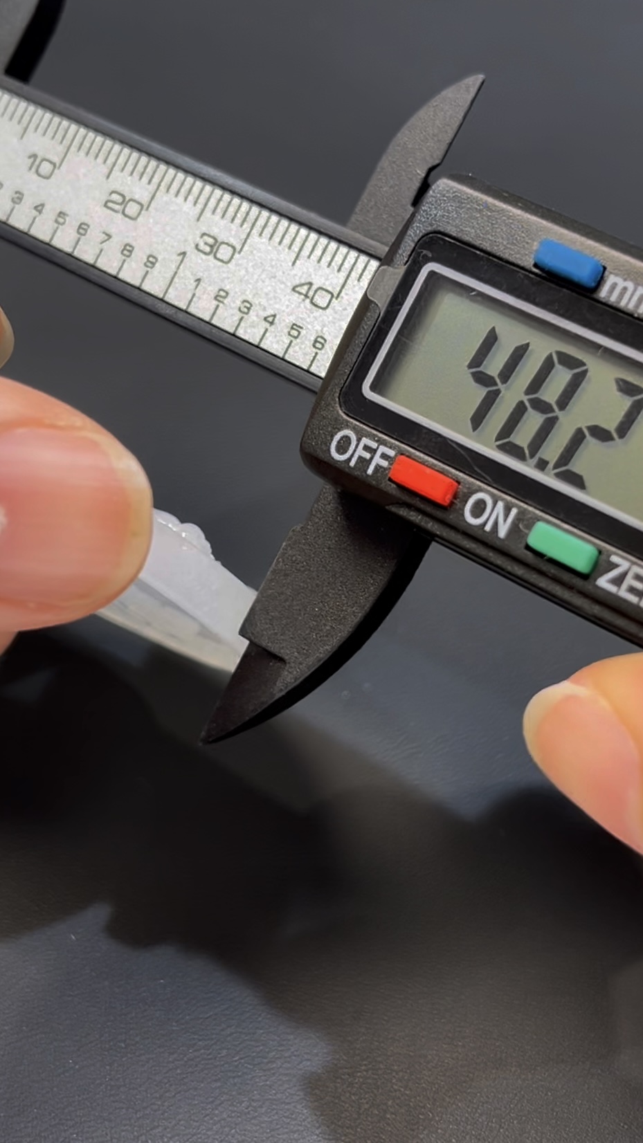 翡翠龍牌|高品質天然翡翠 × 龍形雕刻 × 草書「騰飛」寓意吉祥玉器 #504 7 翡翠龍牌|高品質天然翡翠 × 龍形雕刻 × 草書「騰飛」寓意吉祥玉器 #504 - Image 7