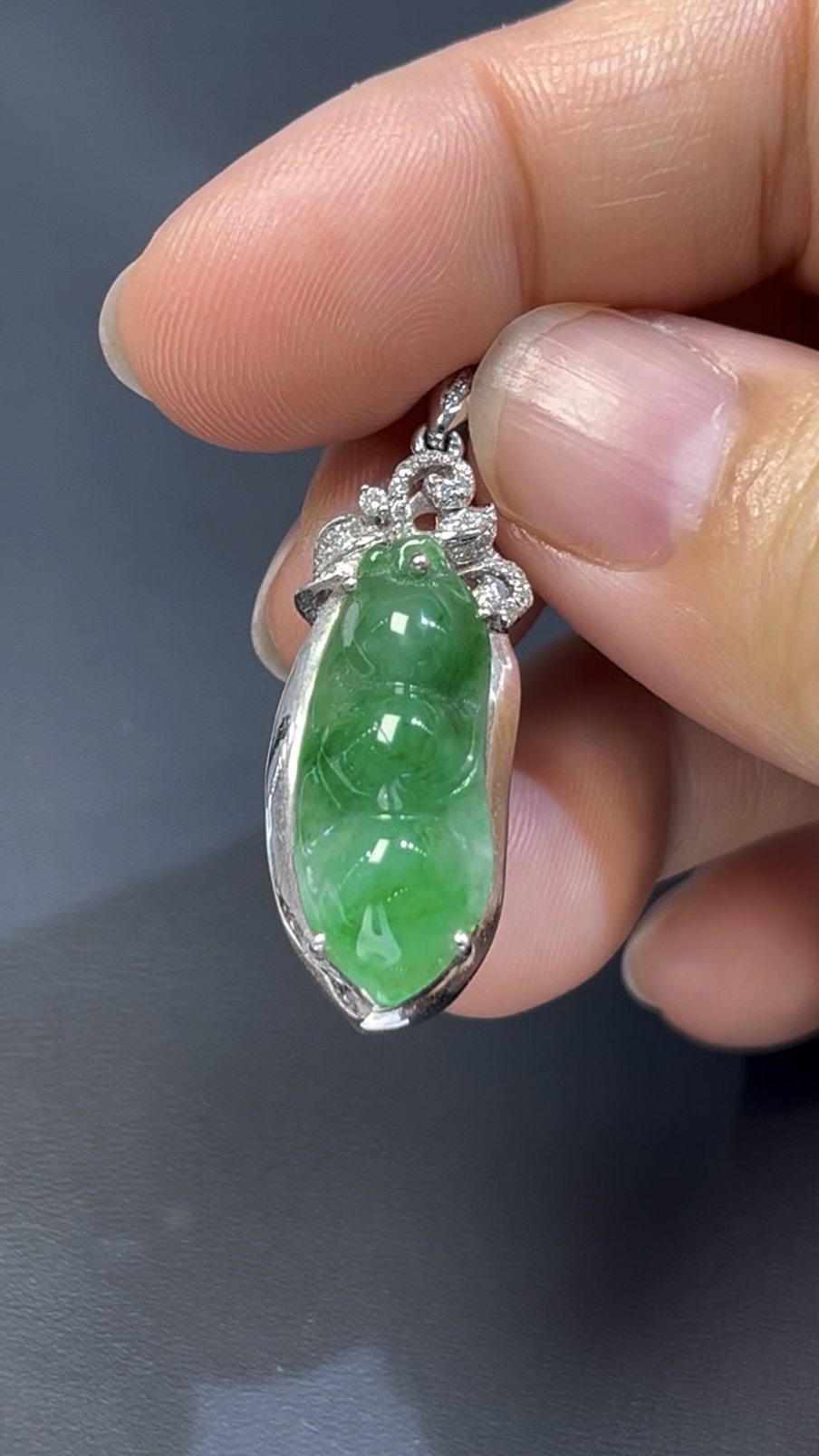 翡翠福豆|天然綠色翡翠 × 福氣綿延 × 18K白金鑲嵌精品 #514 2 翡翠福豆|天然綠色翡翠 × 福氣綿延 × 18K白金鑲嵌精品 #514 - Image 2