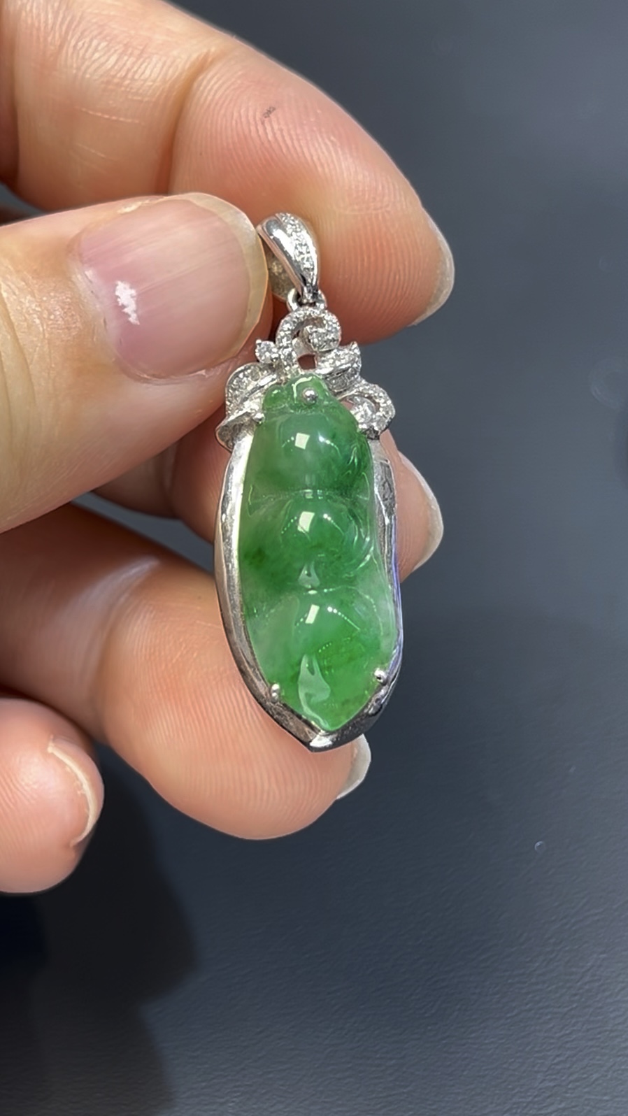 翡翠福豆|天然綠色翡翠 × 福氣綿延 × 18K白金鑲嵌精品 #514 1 翡翠福豆|天然綠色翡翠 × 福氣綿延 × 18K白金鑲嵌精品 #514