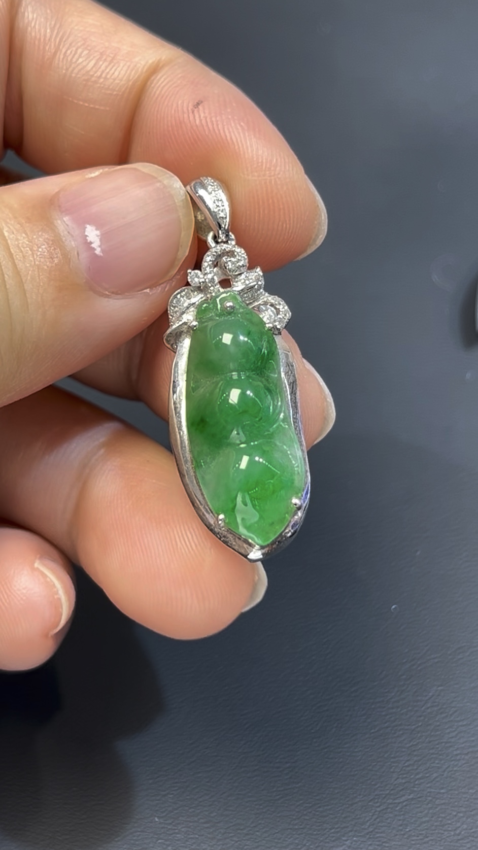 翡翠福豆|天然綠色翡翠 × 福氣綿延 × 18K白金鑲嵌精品 #514 3 翡翠福豆|天然綠色翡翠 × 福氣綿延 × 18K白金鑲嵌精品 #514 - Image 3