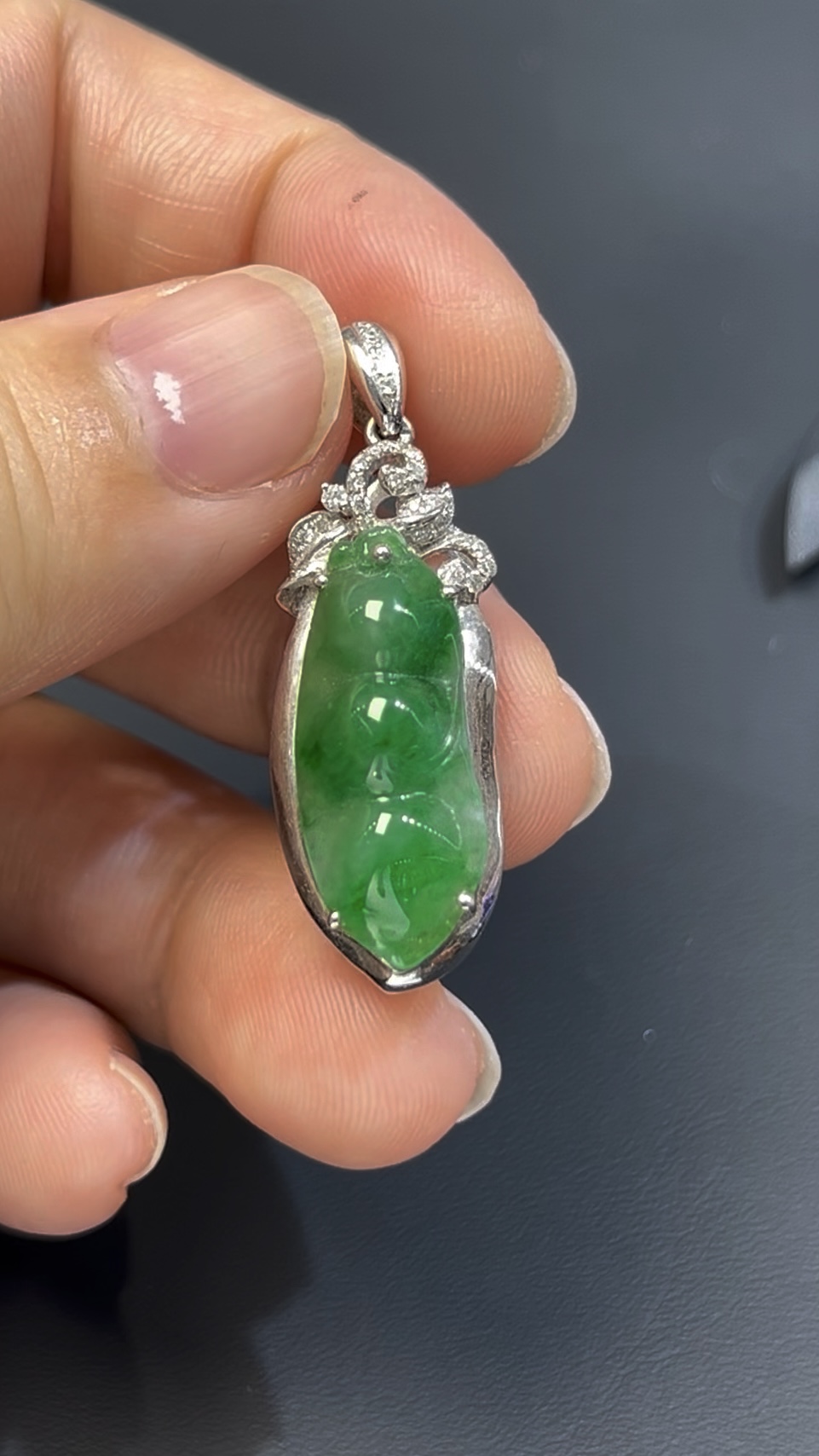 翡翠福豆|天然綠色翡翠 × 福氣綿延 × 18K白金鑲嵌精品 #514 4 翡翠福豆|天然綠色翡翠 × 福氣綿延 × 18K白金鑲嵌精品 #514 - Image 4