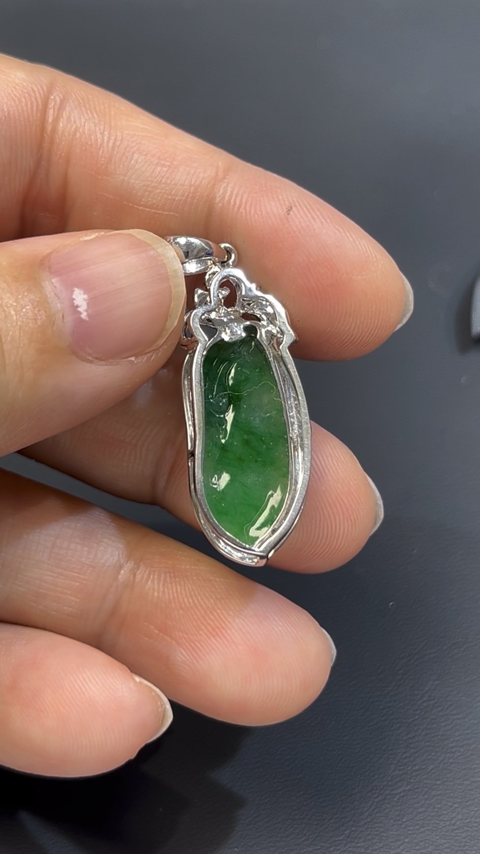 翡翠福豆|天然綠色翡翠 × 福氣綿延 × 18K白金鑲嵌精品 #514 5 翡翠福豆|天然綠色翡翠 × 福氣綿延 × 18K白金鑲嵌精品 #514 - Image 5