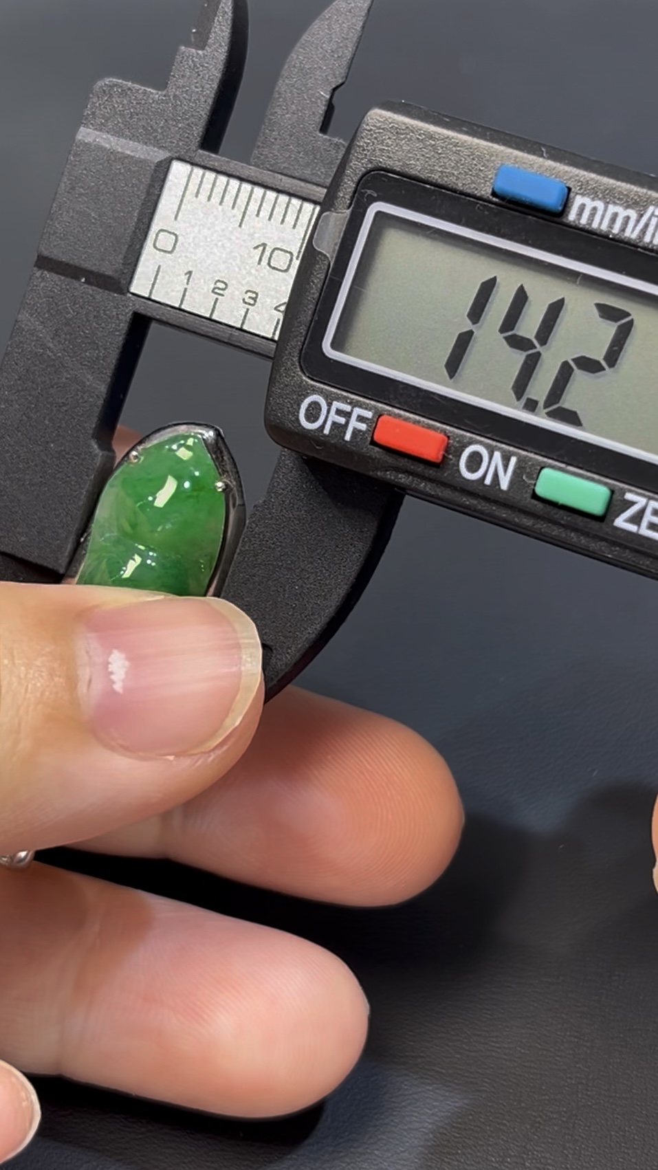 翡翠福豆|天然綠色翡翠 × 福氣綿延 × 18K白金鑲嵌精品 #514 7 翡翠福豆|天然綠色翡翠 × 福氣綿延 × 18K白金鑲嵌精品 #514 - Image 7