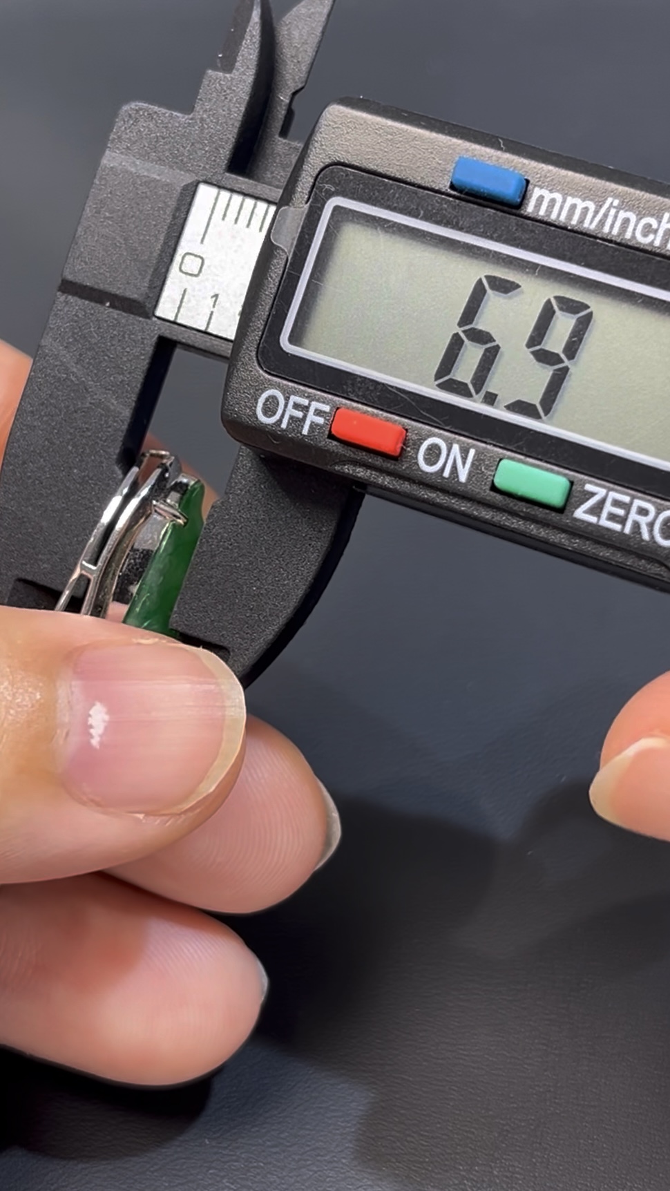 翡翠福豆|天然綠色翡翠 × 福氣綿延 × 18K白金鑲嵌精品 #514 8 翡翠福豆|天然綠色翡翠 × 福氣綿延 × 18K白金鑲嵌精品 #514 - Image 8