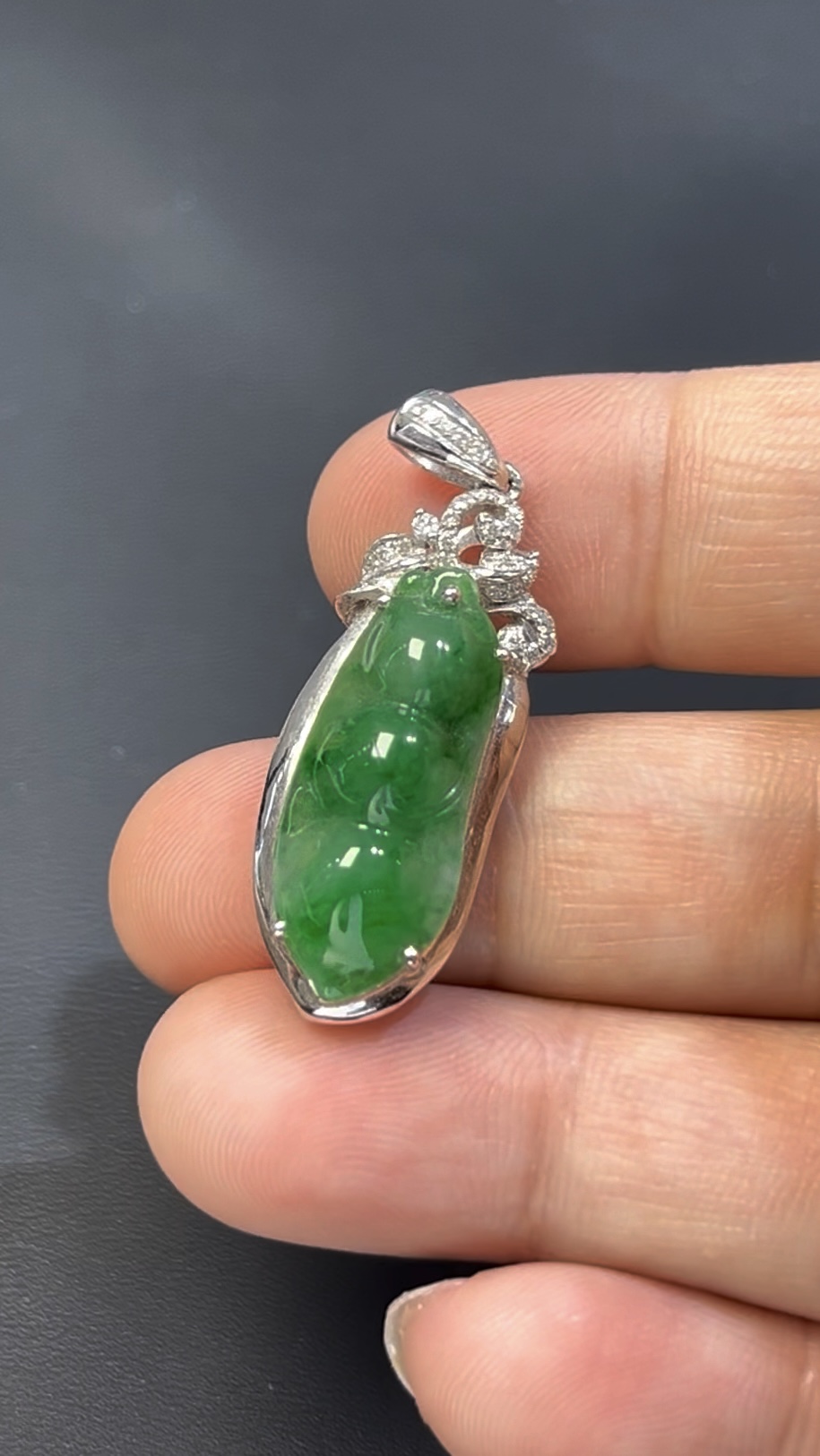 翡翠福豆|天然綠色翡翠 × 福氣綿延 × 18K白金鑲嵌精品 #514 9 翡翠福豆|天然綠色翡翠 × 福氣綿延 × 18K白金鑲嵌精品 #514 - Image 9