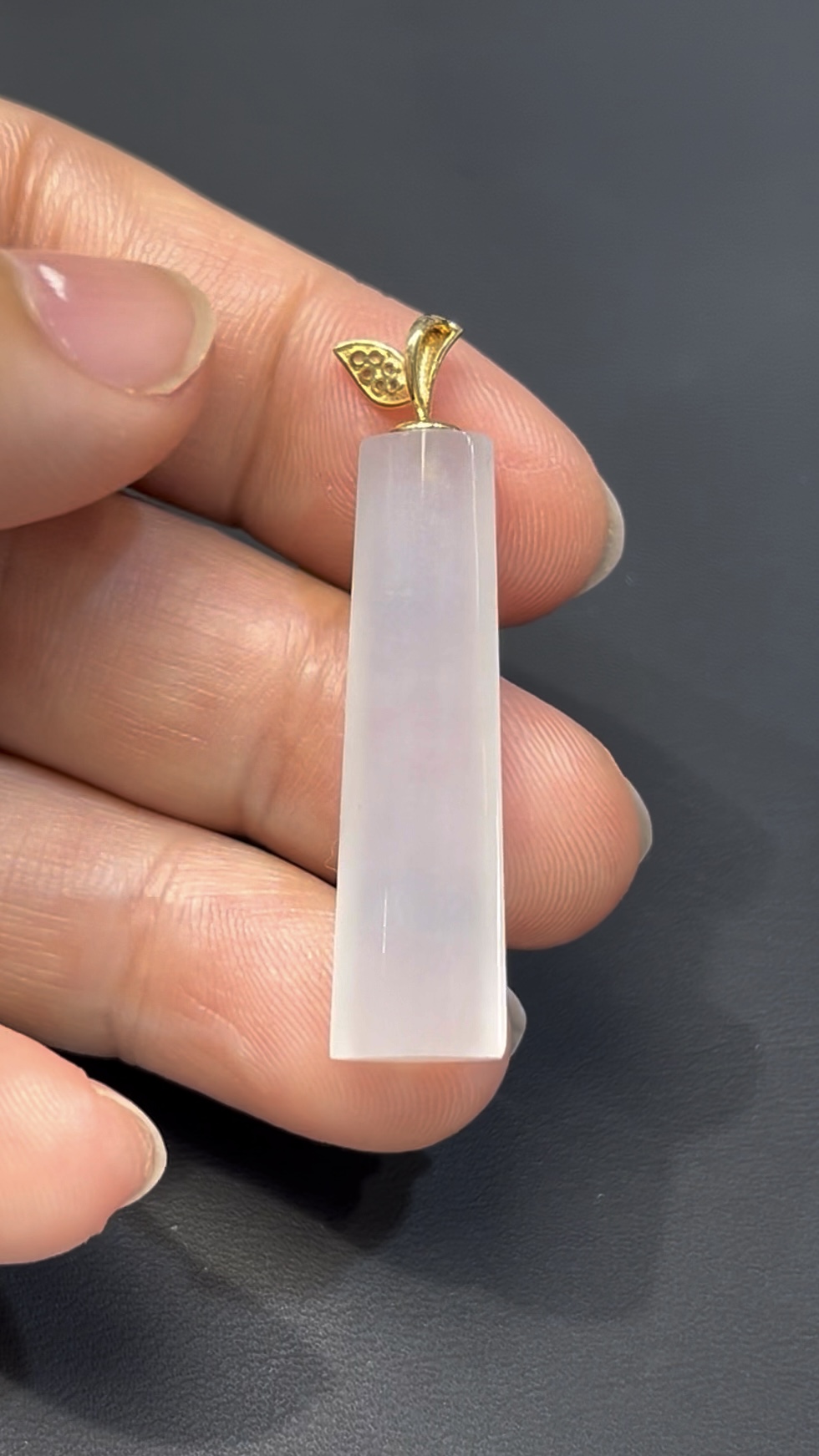 翡翠無事柱|白色翡翠 × 極簡哲學 × 18K黃金扣頭設計 #515 4 翡翠無事柱|白色翡翠 × 極簡哲學 × 18K黃金扣頭設計 #515 - Image 4