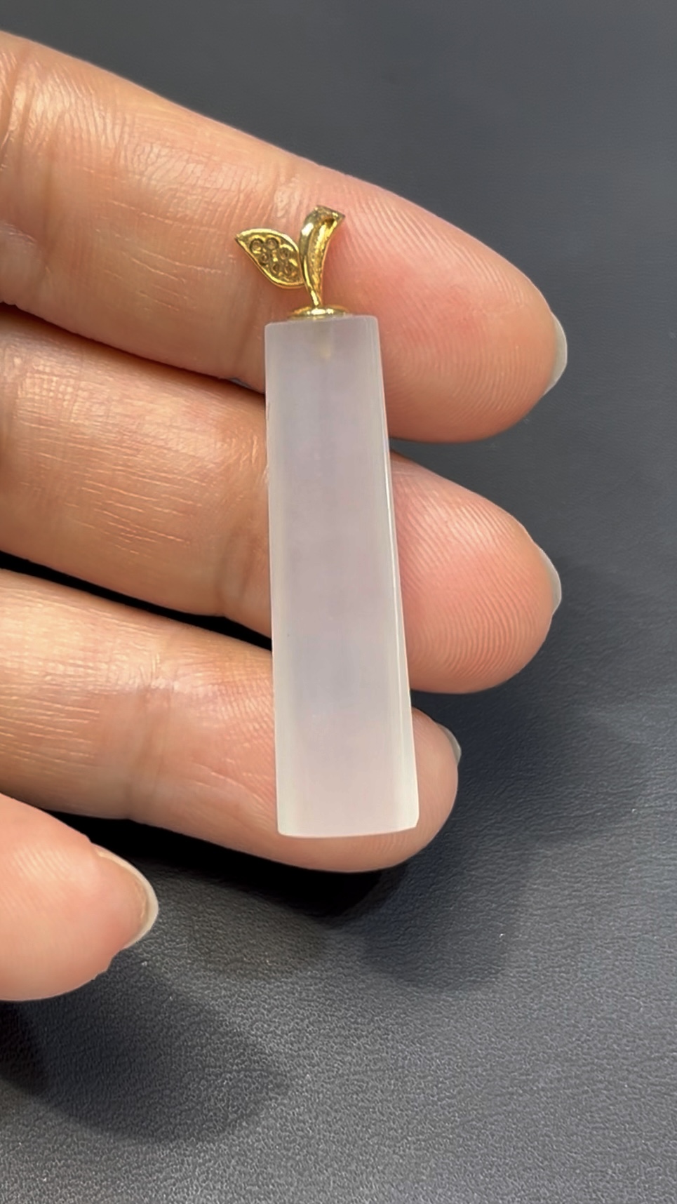 翡翠無事柱|白色翡翠 × 極簡哲學 × 18K黃金扣頭設計 #515 5 翡翠無事柱|白色翡翠 × 極簡哲學 × 18K黃金扣頭設計 #515 - Image 5