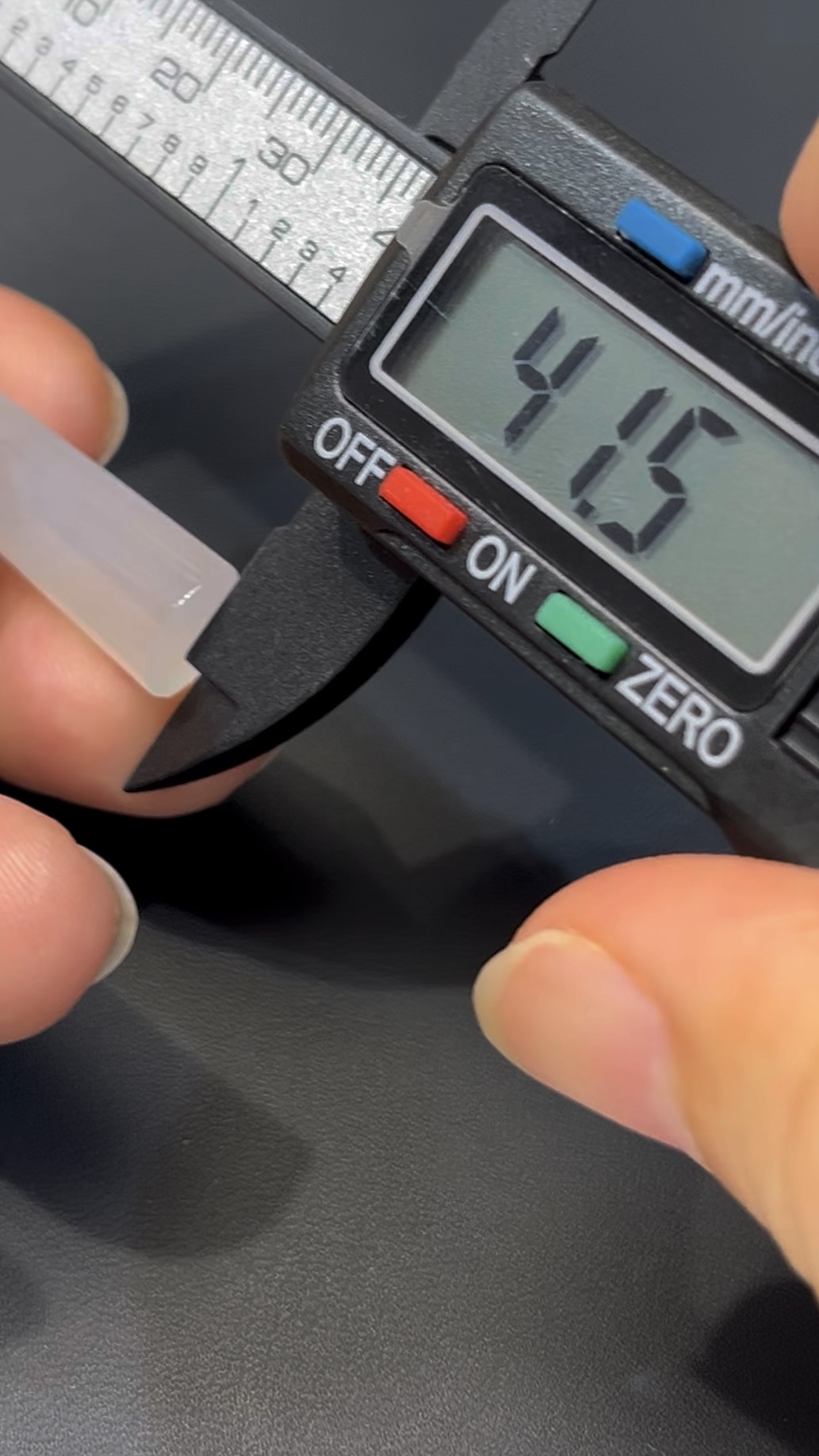 翡翠無事柱|白色翡翠 × 極簡哲學 × 18K黃金扣頭設計 #515 7 翡翠無事柱|白色翡翠 × 極簡哲學 × 18K黃金扣頭設計 #515 - Image 7