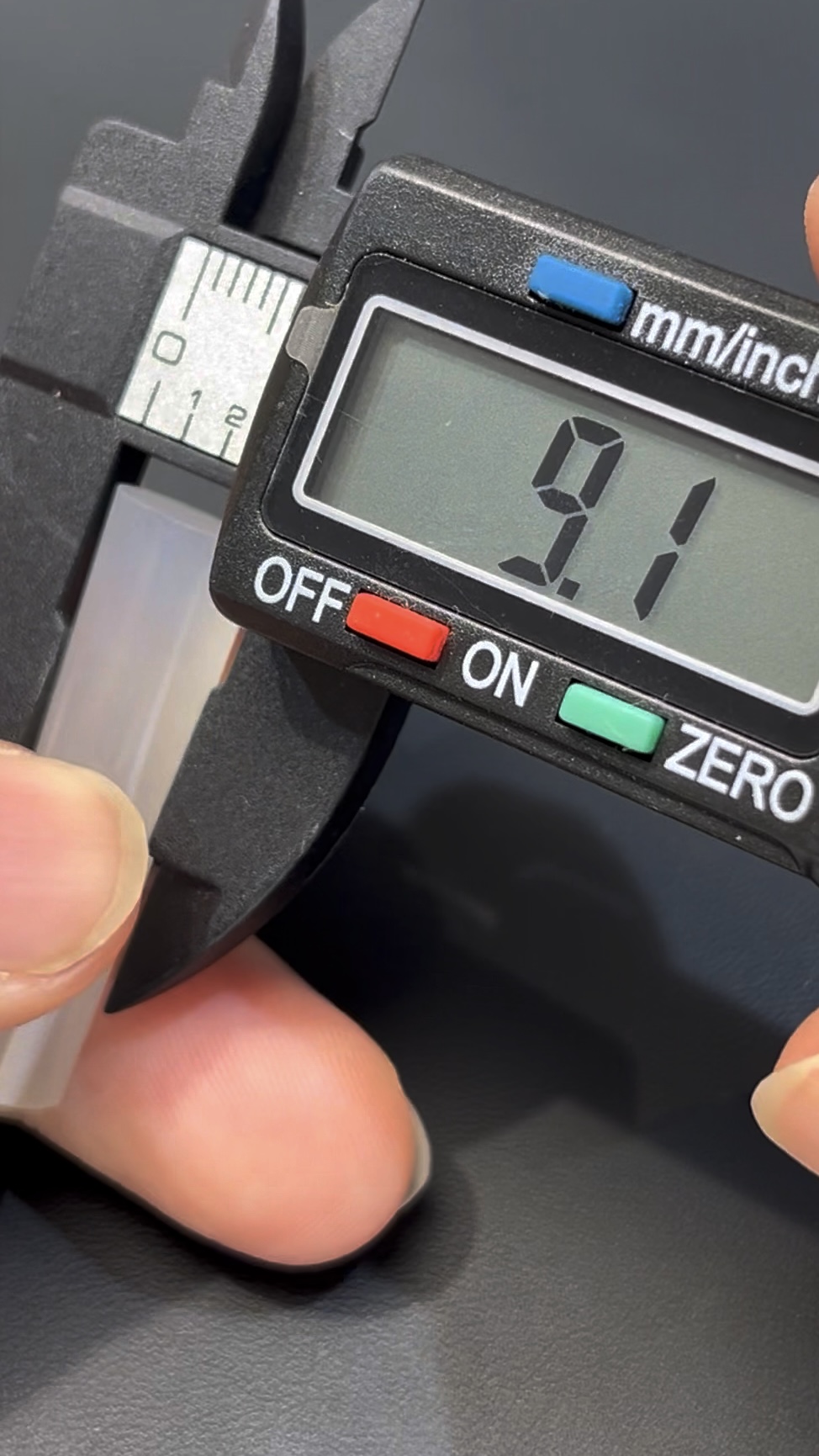 翡翠無事柱|白色翡翠 × 極簡哲學 × 18K黃金扣頭設計 #515 8 翡翠無事柱|白色翡翠 × 極簡哲學 × 18K黃金扣頭設計 #515 - Image 8