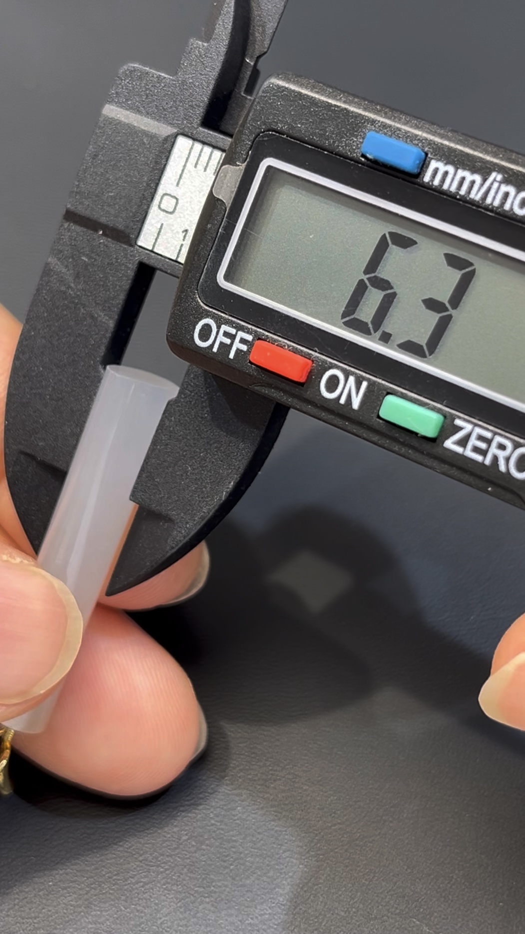 翡翠無事柱|白色翡翠 × 極簡哲學 × 18K黃金扣頭設計 #515 9 翡翠無事柱|白色翡翠 × 極簡哲學 × 18K黃金扣頭設計 #515 - Image 9