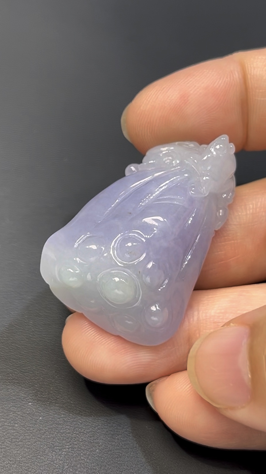 翡翠蓮蓬|紫羅蘭翡翠 × 小青蛙立體雕刻 × 呱呱來財寓意玉器推薦 #519 2 翡翠蓮蓬|紫羅蘭翡翠 × 小青蛙立體雕刻 × 呱呱來財寓意玉器推薦 #519 - Image 2