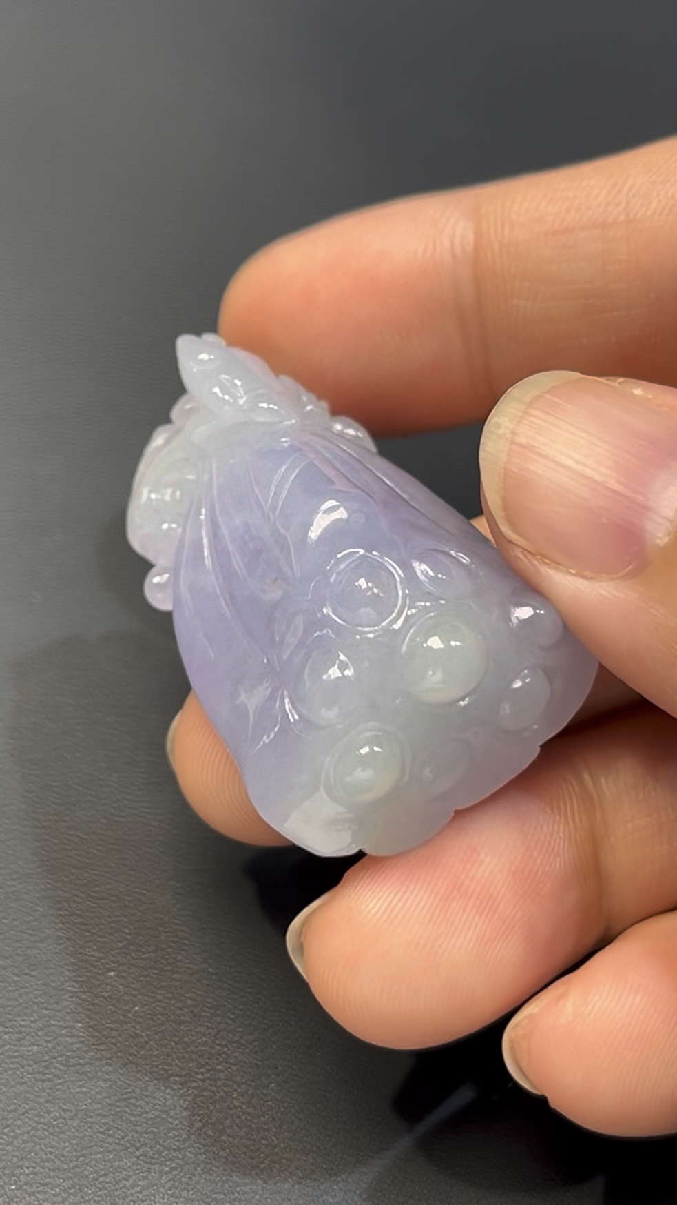 翡翠蓮蓬|紫羅蘭翡翠 × 小青蛙立體雕刻 × 呱呱來財寓意玉器推薦 #519 3 翡翠蓮蓬|紫羅蘭翡翠 × 小青蛙立體雕刻 × 呱呱來財寓意玉器推薦 #519 - Image 3