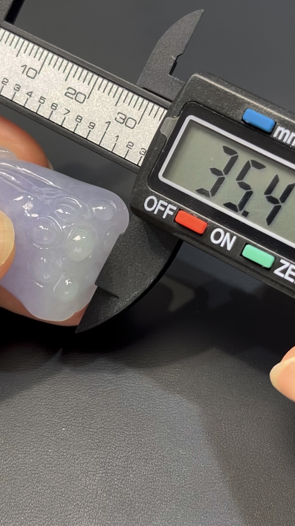 翡翠蓮蓬|紫羅蘭翡翠 × 小青蛙立體雕刻 × 呱呱來財寓意玉器推薦 #519 7 翡翠蓮蓬|紫羅蘭翡翠 × 小青蛙立體雕刻 × 呱呱來財寓意玉器推薦 #519 - Image 7