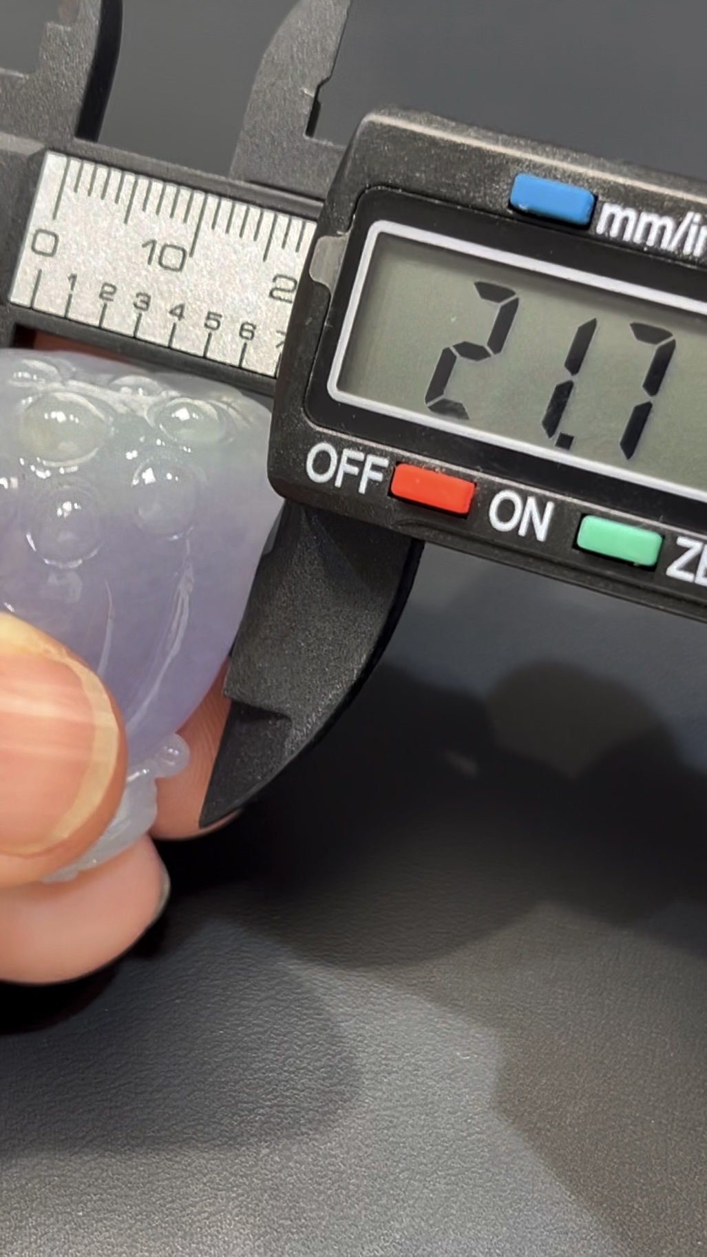 翡翠蓮蓬|紫羅蘭翡翠 × 小青蛙立體雕刻 × 呱呱來財寓意玉器推薦 #519 8 翡翠蓮蓬|紫羅蘭翡翠 × 小青蛙立體雕刻 × 呱呱來財寓意玉器推薦 #519 - Image 8