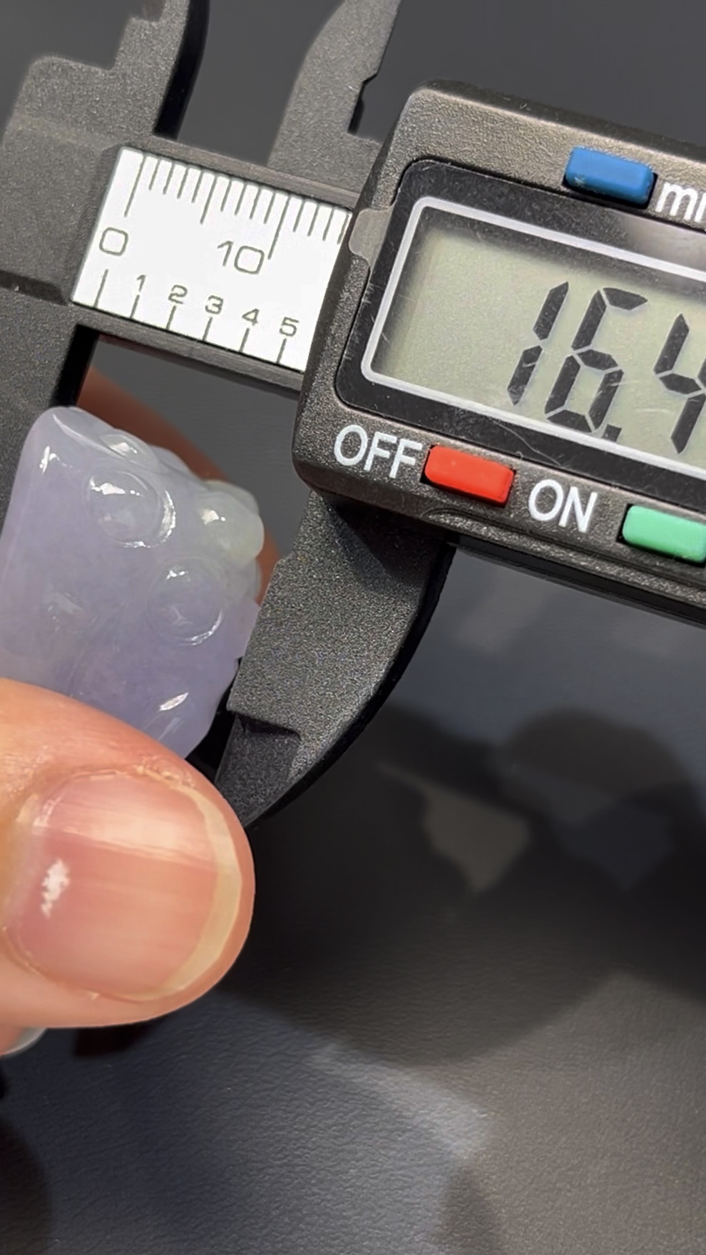 翡翠蓮蓬|紫羅蘭翡翠 × 小青蛙立體雕刻 × 呱呱來財寓意玉器推薦 #519 9 翡翠蓮蓬|紫羅蘭翡翠 × 小青蛙立體雕刻 × 呱呱來財寓意玉器推薦 #519 - Image 9