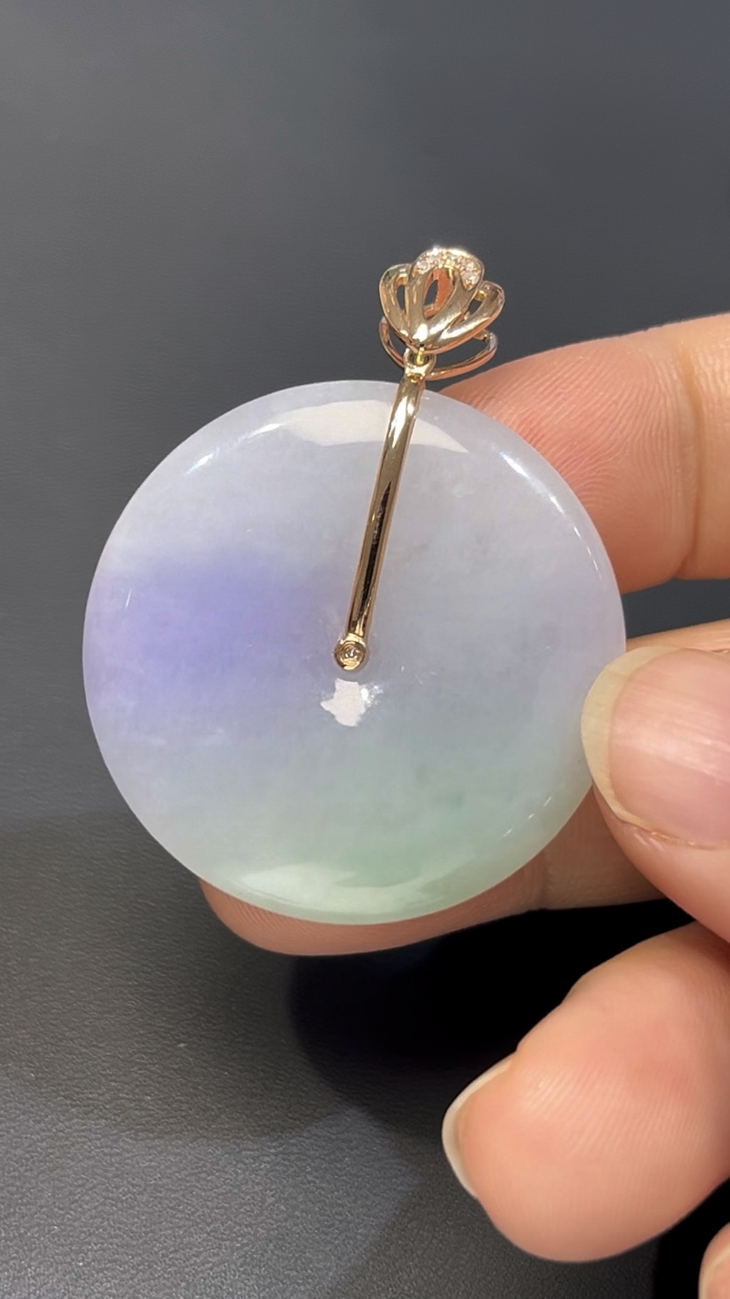 翡翠平安扣|春彩翡翠 × 紫綠幻變 × 18K黃金鑲嵌設計推薦 #520 4 翡翠平安扣|春彩翡翠 × 紫綠幻變 × 18K黃金鑲嵌設計推薦 #520 - Image 4