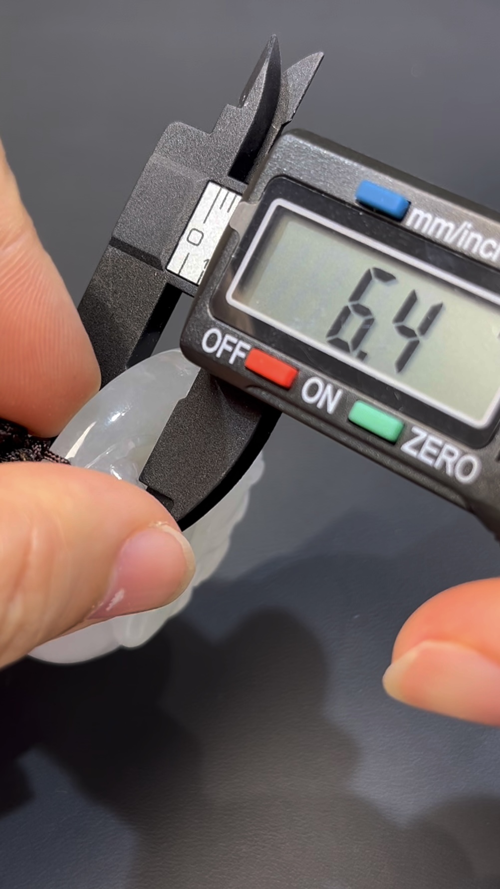 翡翠大日如來|厚重大件佛祖玉雕 × 靈性莊嚴 × 編號#523翡翠精品推薦 7 翡翠大日如來|厚重大件佛祖玉雕 × 靈性莊嚴 × 編號#523翡翠精品推薦 - Image 7