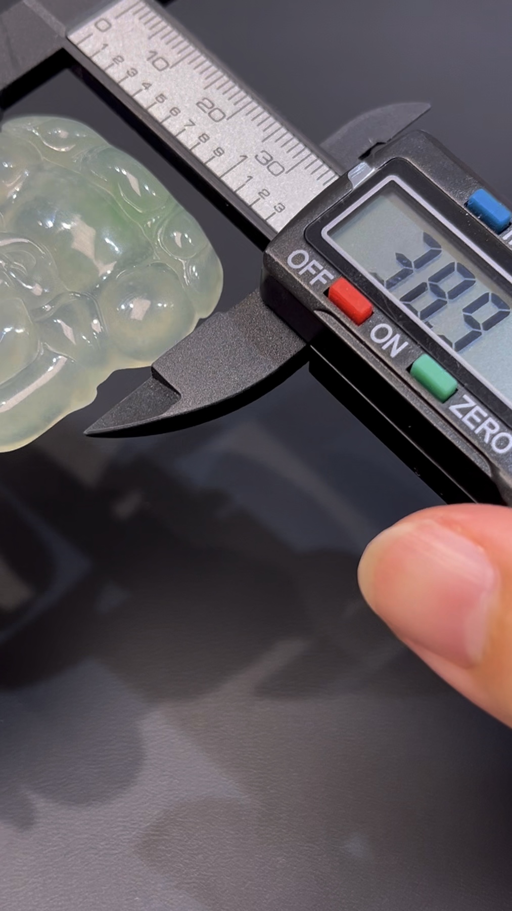 翡翠觀音|淺綠底色 × 正裝傳統造型 × 高品質玉器推薦 #525 9 翡翠觀音|淺綠底色 × 正裝傳統造型 × 高品質玉器推薦 #525 - Image 9