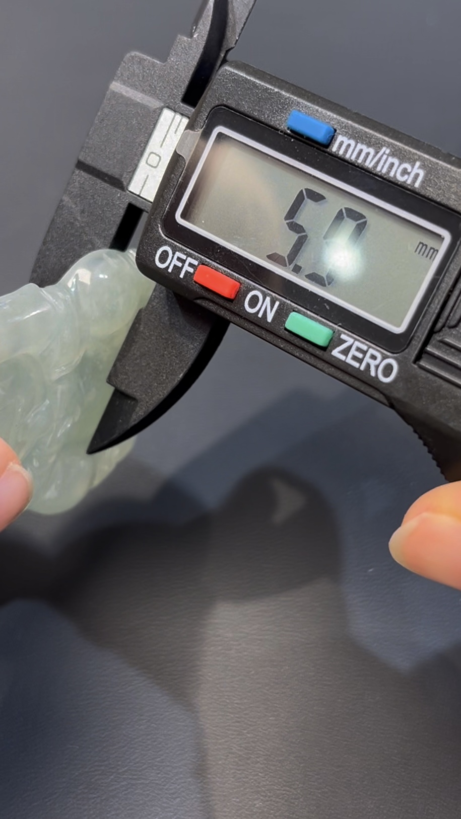 翡翠觀音|淺綠底色 × 正裝傳統造型 × 高品質玉器推薦 #525 10 翡翠觀音|淺綠底色 × 正裝傳統造型 × 高品質玉器推薦 #525 - Image 10