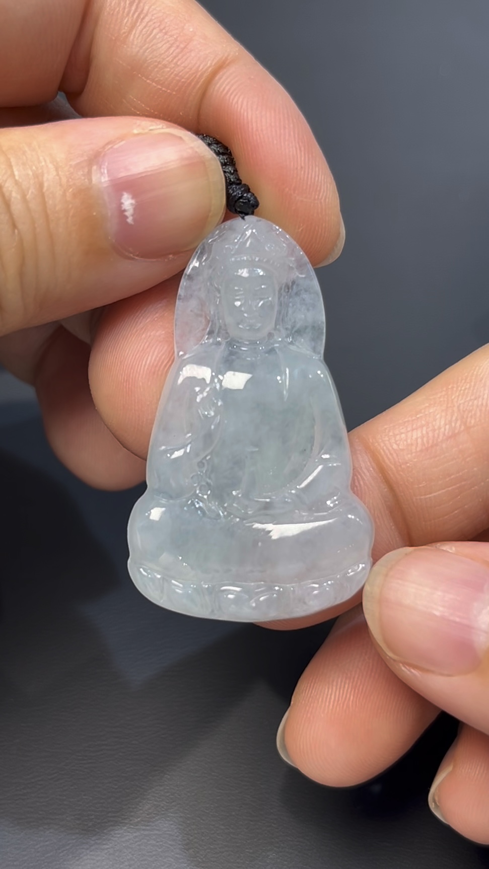 翡翠觀音|白色翡翠 × 新款坐姿設計 × 靜心守護玉器推薦 #527 1 翡翠觀音|白色翡翠 × 新款坐姿設計 × 靜心守護玉器推薦 #527