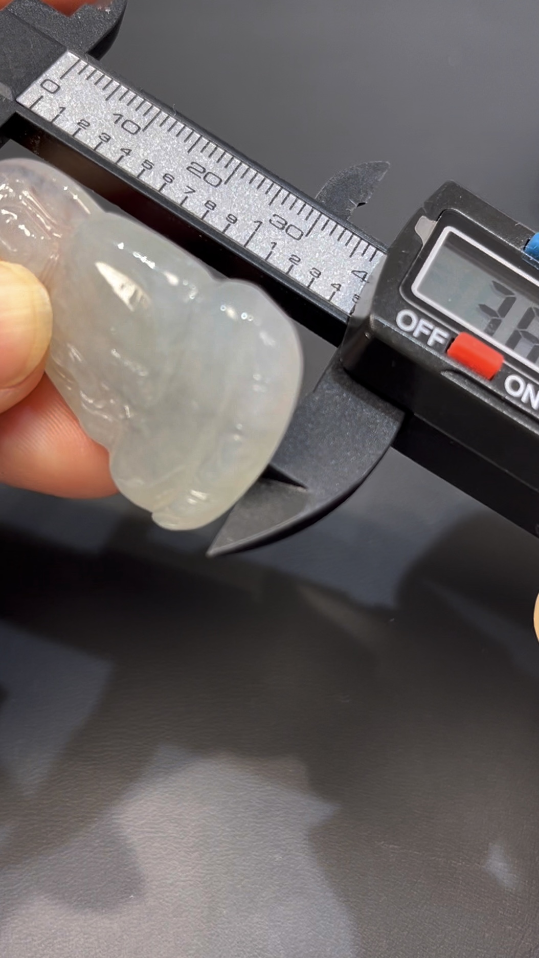 翡翠觀音|白色翡翠 × 新款坐姿設計 × 靜心守護玉器推薦 #527 8 翡翠觀音|白色翡翠 × 新款坐姿設計 × 靜心守護玉器推薦 #527 - Image 8