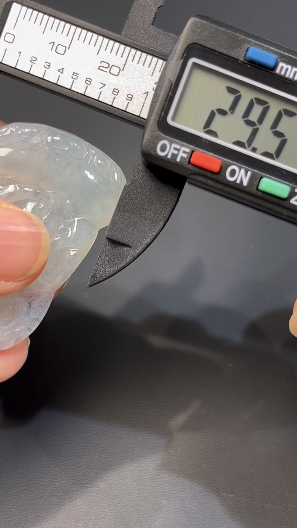 翡翠觀音|白色翡翠 × 新款坐姿設計 × 靜心守護玉器推薦 #527 9 翡翠觀音|白色翡翠 × 新款坐姿設計 × 靜心守護玉器推薦 #527 - Image 9