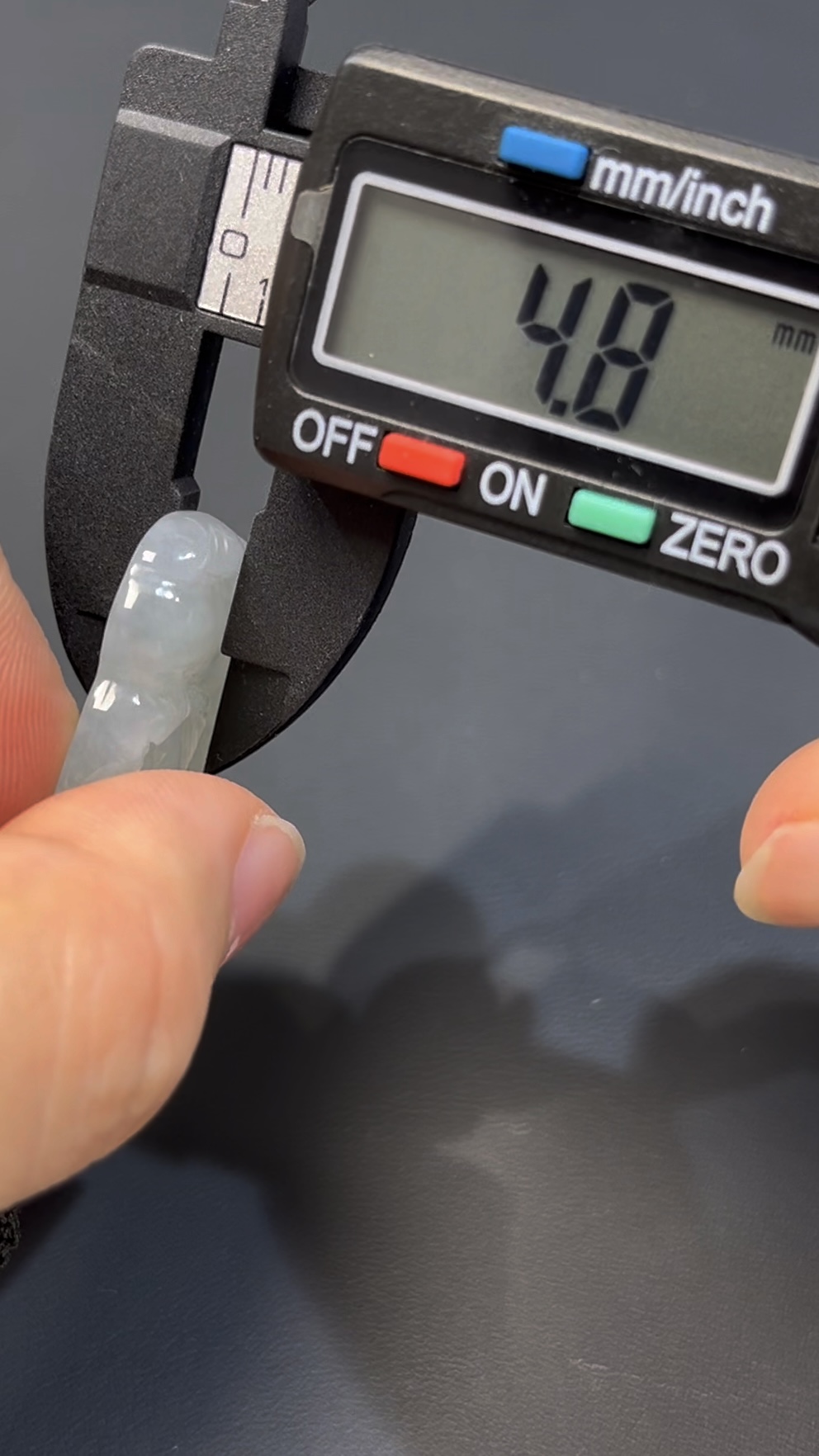 翡翠觀音|白色翡翠 × 新款坐姿設計 × 靜心守護玉器推薦 #527 10 翡翠觀音|白色翡翠 × 新款坐姿設計 × 靜心守護玉器推薦 #527 - Image 10