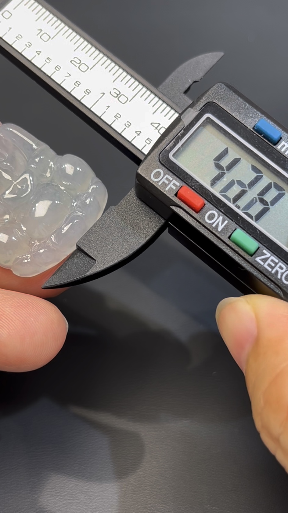 白色翡翠觀音|編號#528 傳統坐姿款 × 玉質純淨 × 靜心守護之選 4 白色翡翠觀音|編號#528 傳統坐姿款 × 玉質純淨 × 靜心守護之選 - Image 4