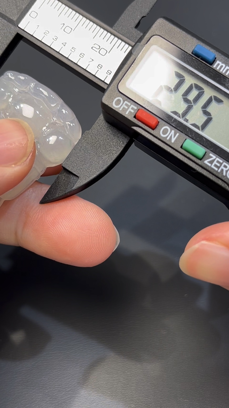 白色翡翠觀音|編號#528 傳統坐姿款 × 玉質純淨 × 靜心守護之選 5 白色翡翠觀音|編號#528 傳統坐姿款 × 玉質純淨 × 靜心守護之選 - Image 5