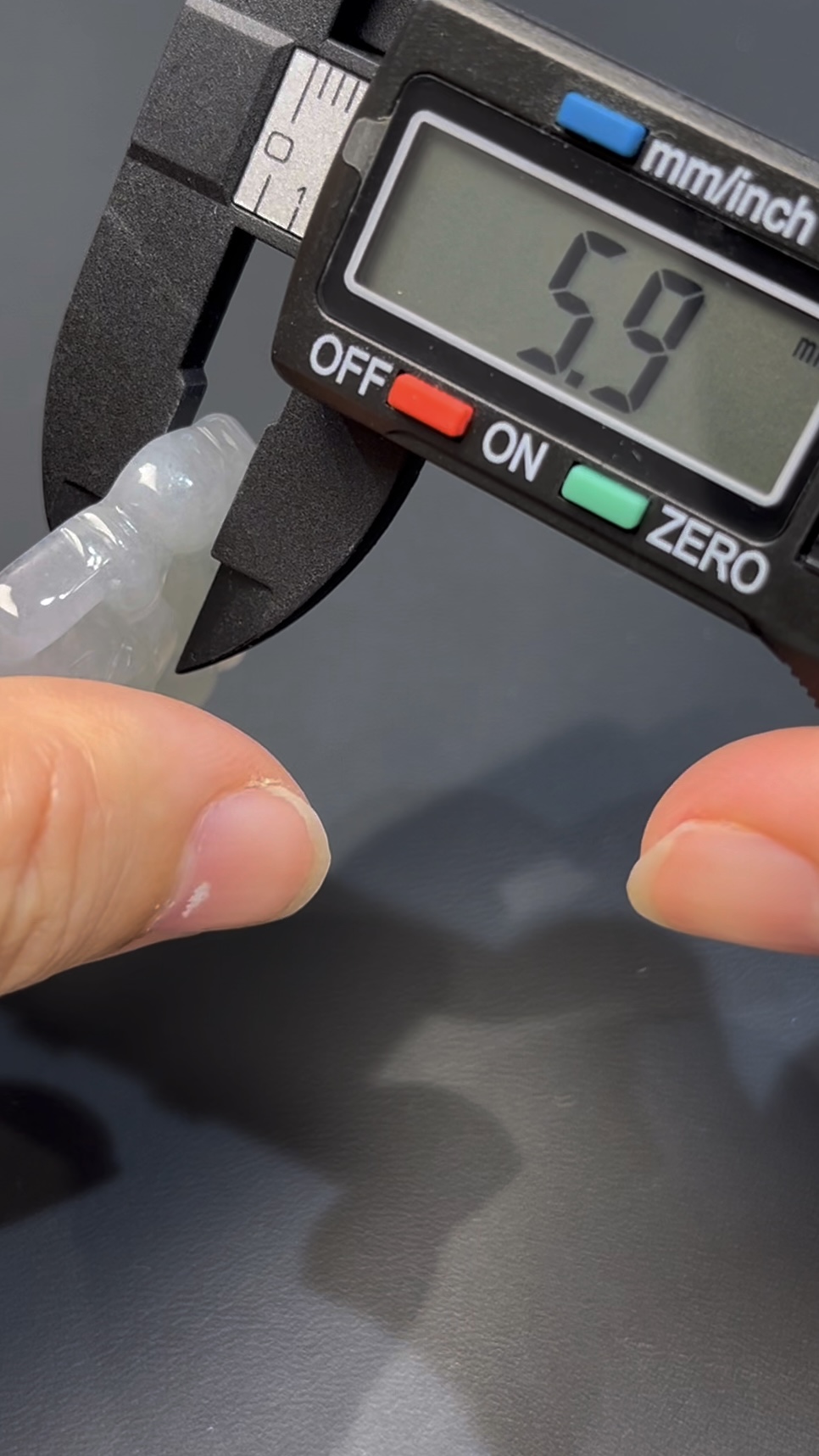 白色翡翠觀音|編號#528 傳統坐姿款 × 玉質純淨 × 靜心守護之選 6 白色翡翠觀音|編號#528 傳統坐姿款 × 玉質純淨 × 靜心守護之選 - Image 6