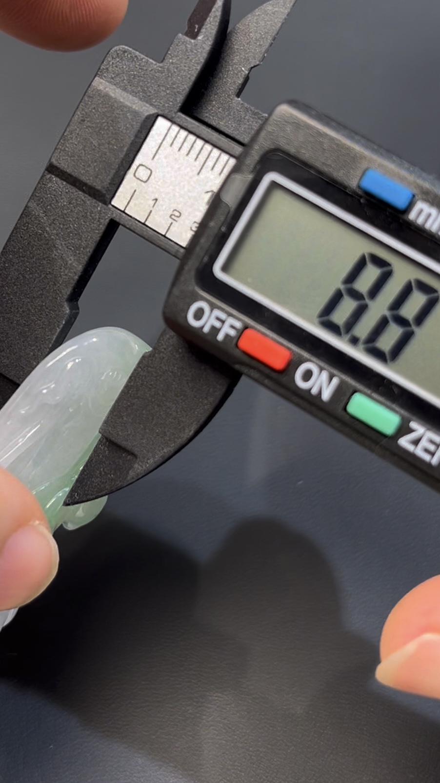 翡翠觀音|編號#529 站姿觀音 × 玉質溫潤 × 慈悲守護 × 靈性玉器推薦 8 翡翠觀音|編號#529 站姿觀音 × 玉質溫潤 × 慈悲守護 × 靈性玉器推薦 - Image 8