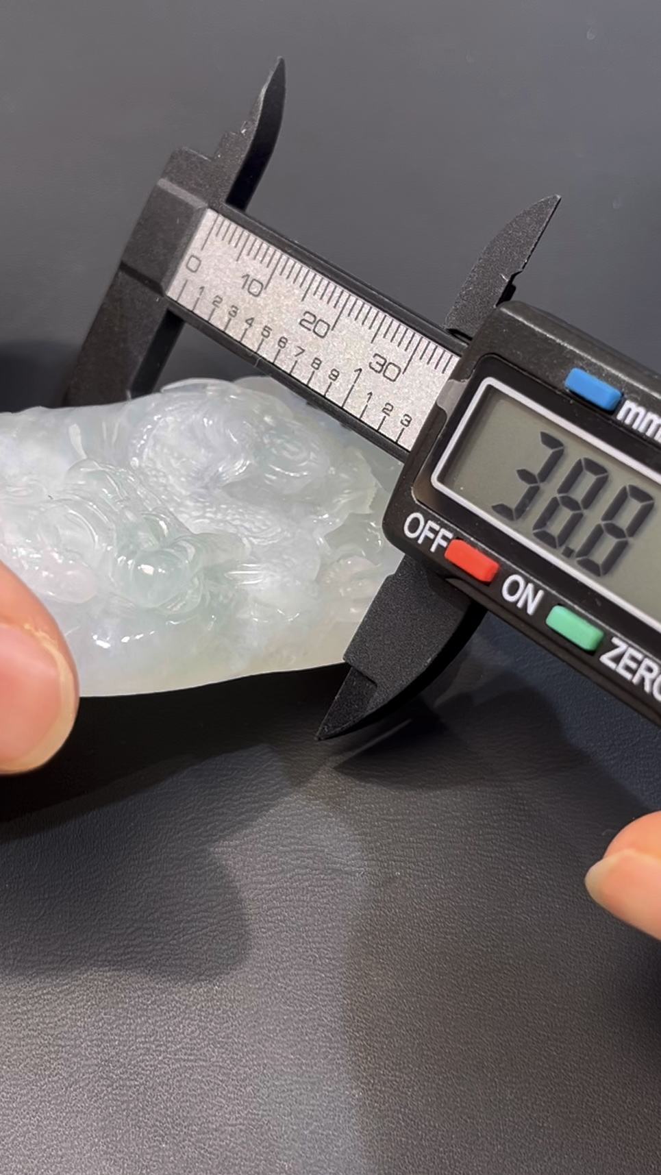 翡翠觀音騎龍|編號#530 立體雕刻 × 龍騰護法 × 靈性玉器 × 翡翠精品推薦 9 翡翠觀音騎龍|編號#530 立體雕刻 × 龍騰護法 × 靈性玉器 × 翡翠精品推薦 - Image 9