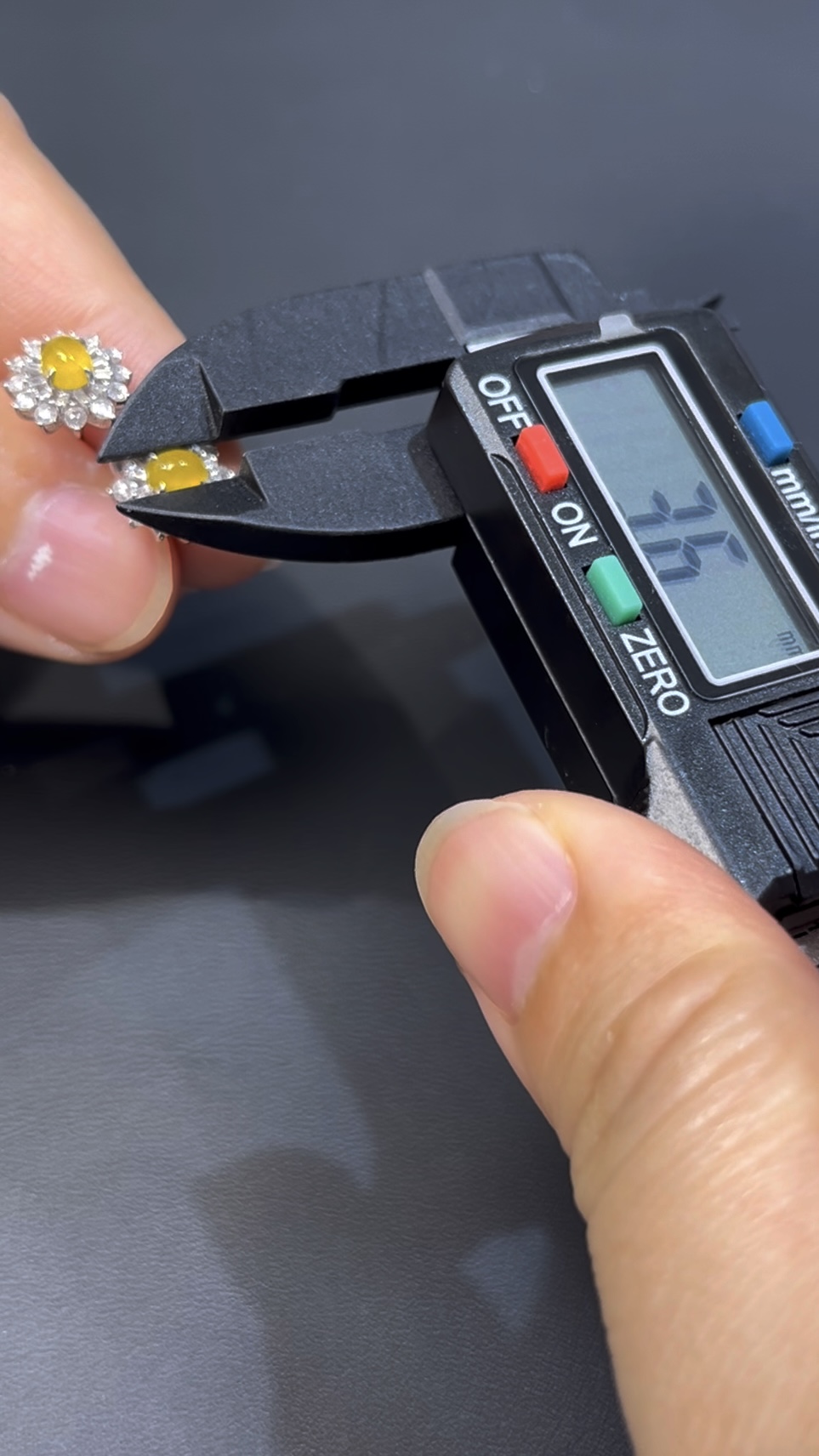 翡翠耳環|編號#532 黃色蛋面 × 圓形設計 × 太陽花美感 × 氣質翡翠飾品推薦 5 翡翠耳環|編號#532 黃色蛋面 × 圓形設計 × 太陽花美感 × 氣質翡翠飾品推薦 - Image 5