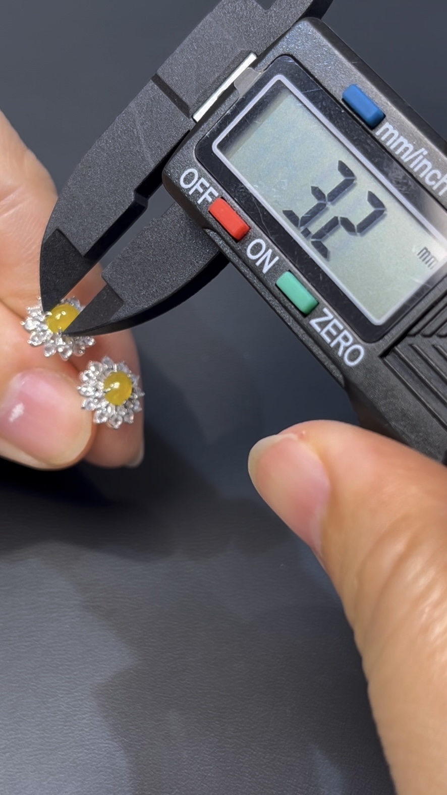 翡翠耳環|編號#532 黃色蛋面 × 圓形設計 × 太陽花美感 × 氣質翡翠飾品推薦 6 翡翠耳環|編號#532 黃色蛋面 × 圓形設計 × 太陽花美感 × 氣質翡翠飾品推薦 - Image 6