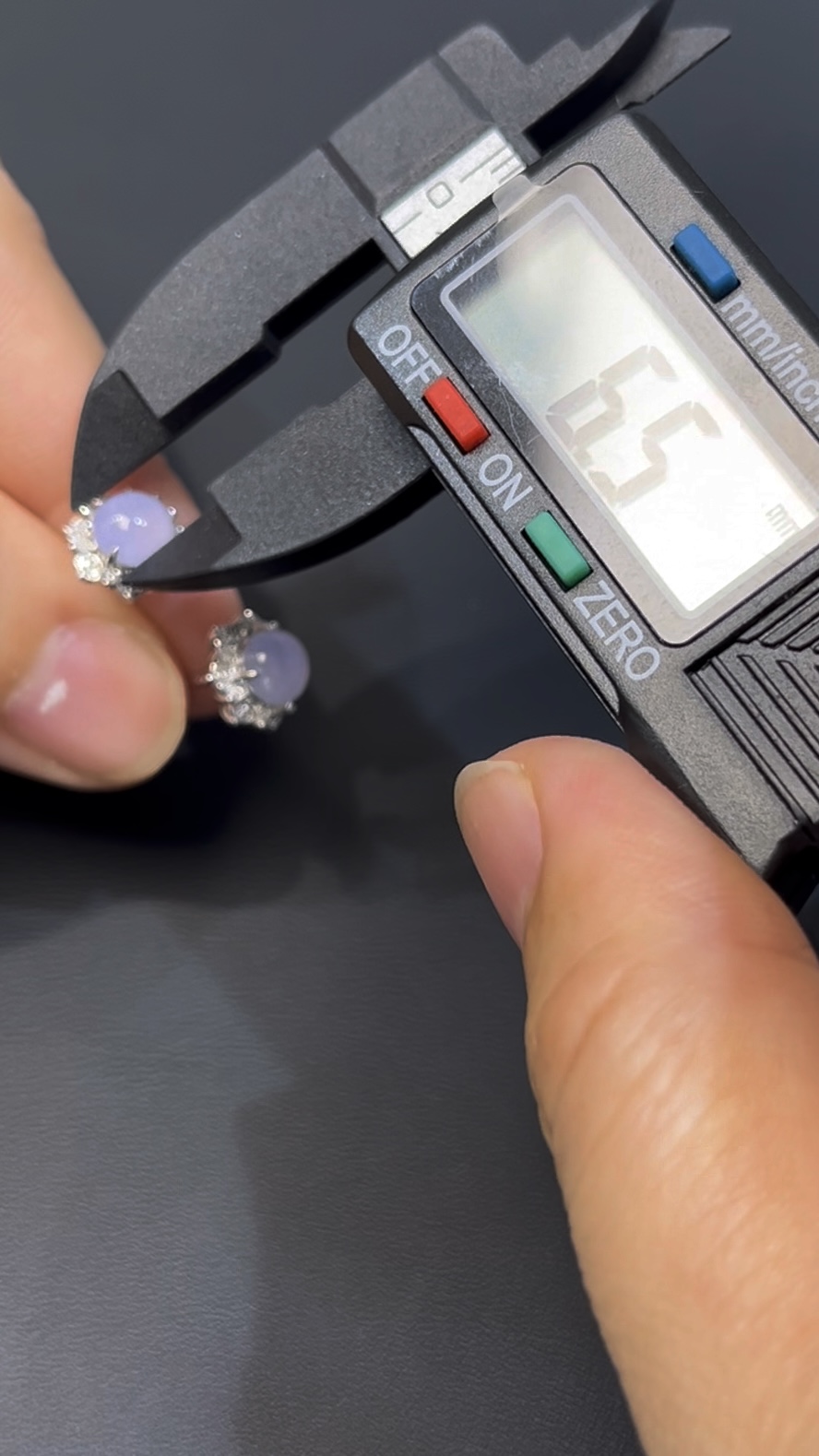 紫羅蘭翡翠耳環|編號#533 紫色蛋面 × 鑽石花形包圍 × 高雅氣質 × 翡翠珠寶推薦 4 紫羅蘭翡翠耳環|編號#533 紫色蛋面 × 鑽石花形包圍 × 高雅氣質 × 翡翠珠寶推薦 - Image 4